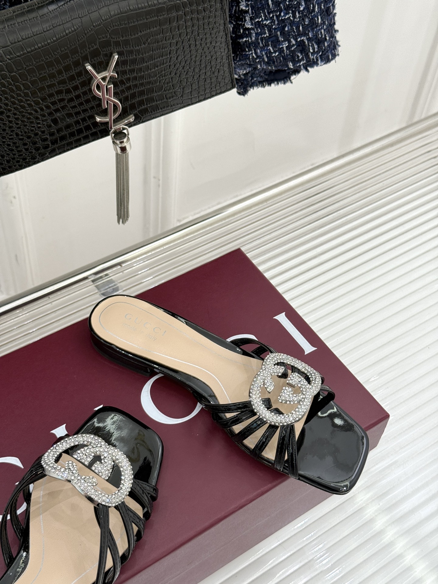 Gucci/古驰25WF早春水钻双G细带平底高跟拖鞋以经典符号与璀璨钻光重构早春格调将意式“不经意的优雅