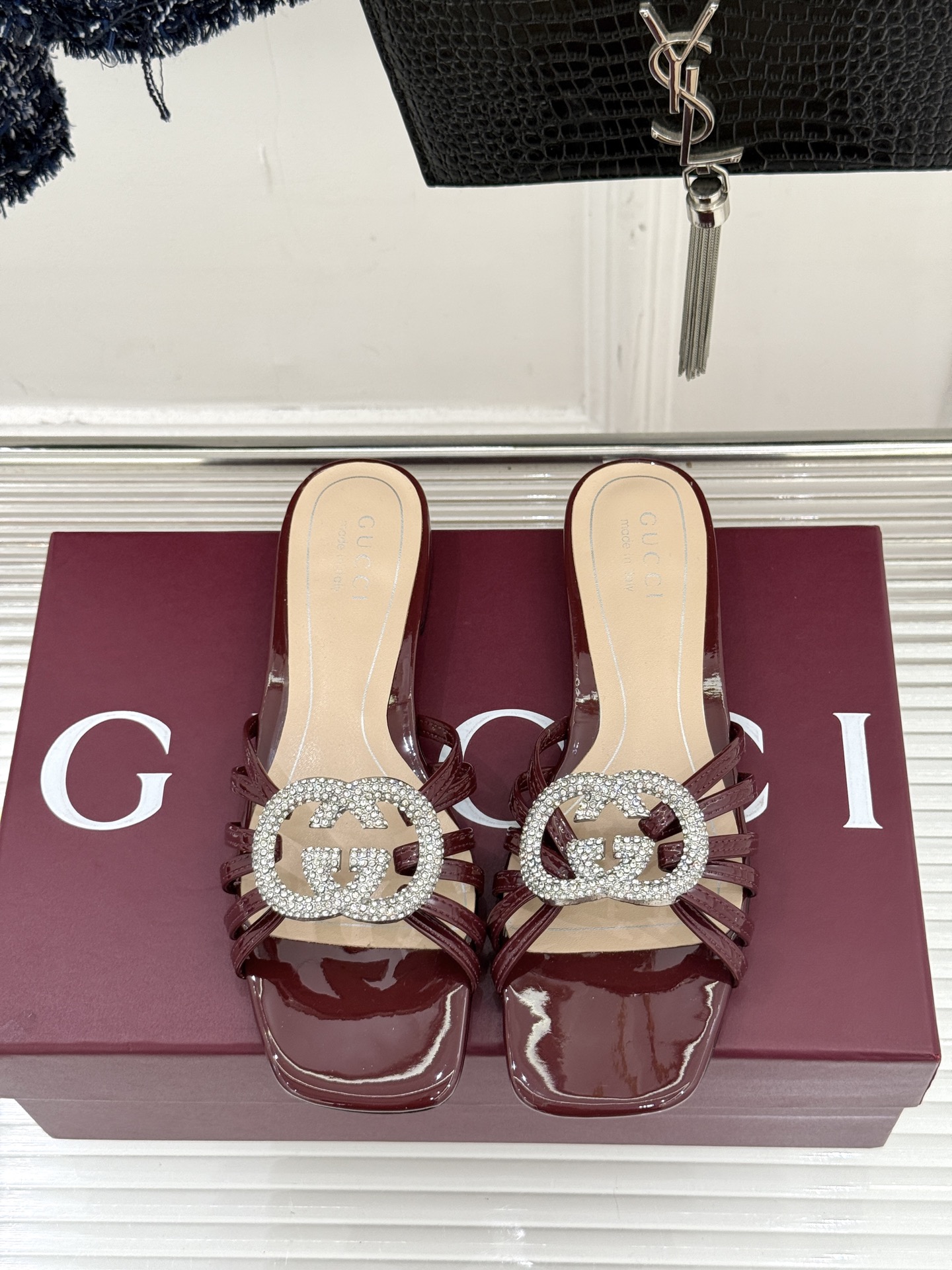 Gucci/古驰25WF早春水钻双G细带平底高跟拖鞋以经典符号与璀璨钻光重构早春格调将意式“不经意的优雅