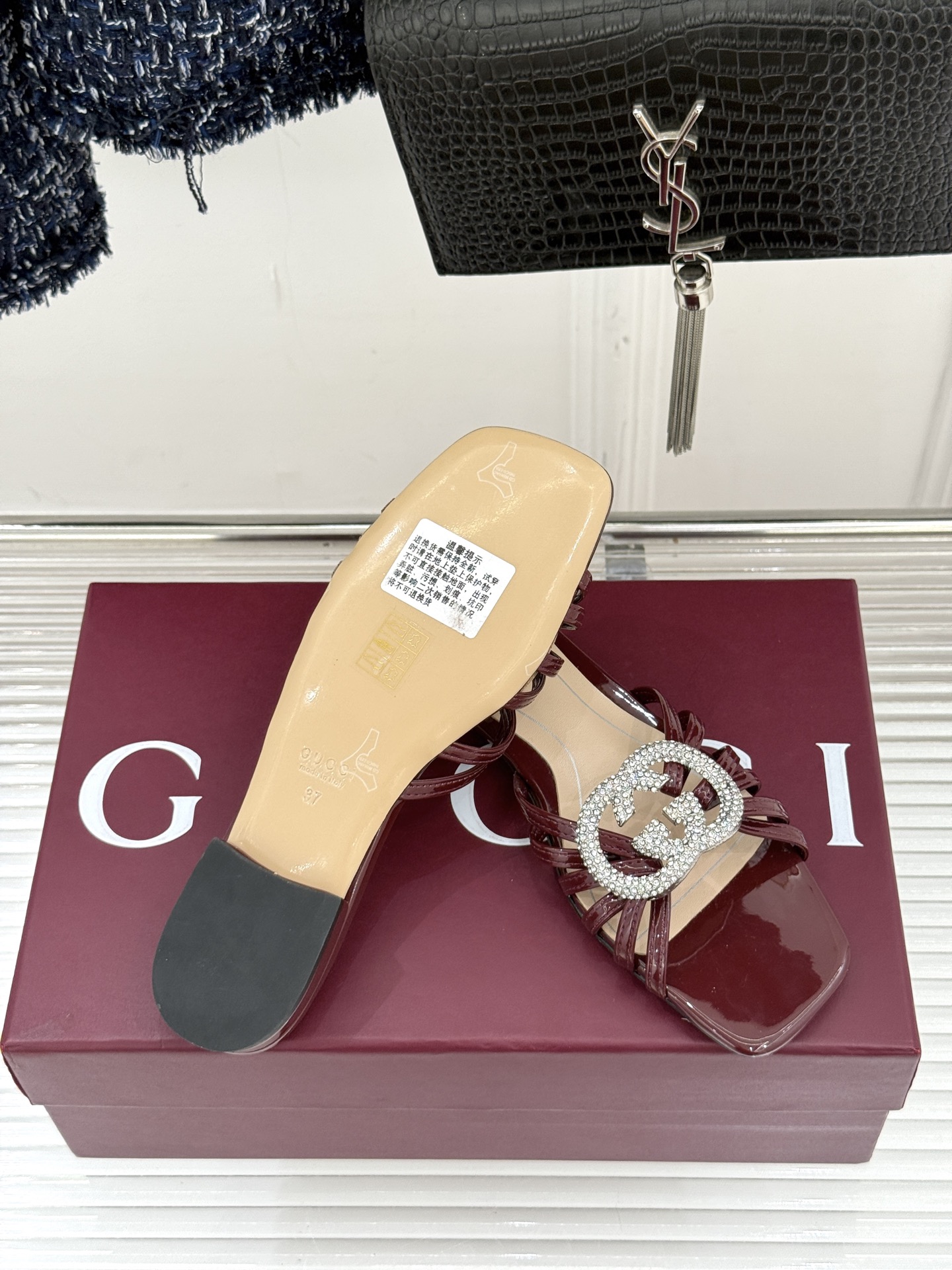 Gucci/古驰25WF早春水钻双G细带平底高跟拖鞋以经典符号与璀璨钻光重构早春格调将意式“不经意的优雅