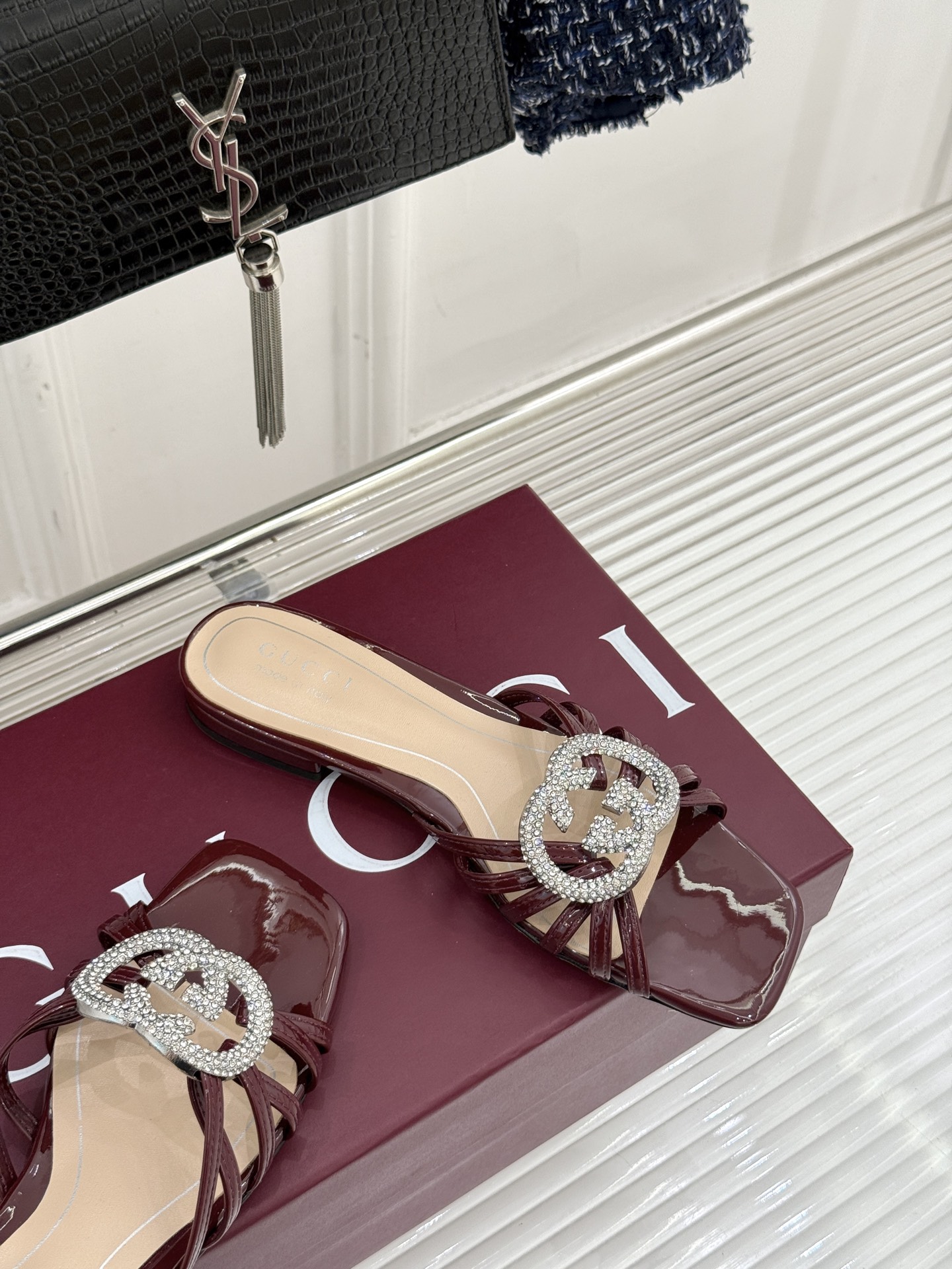 Gucci/古驰25WF早春水钻双G细带平底高跟拖鞋以经典符号与璀璨钻光重构早春格调将意式“不经意的优雅