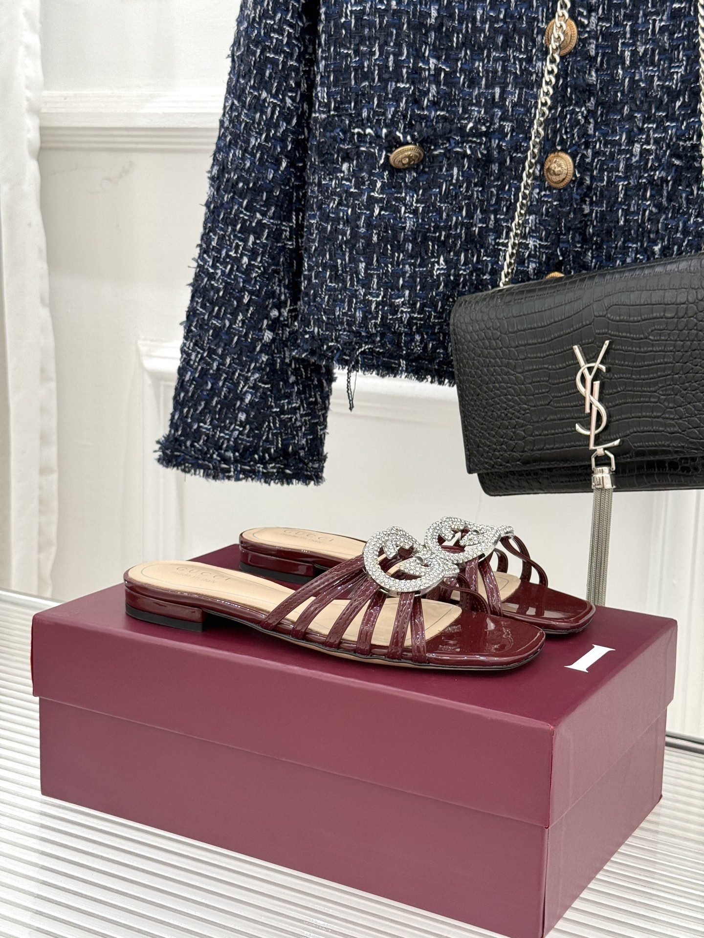 Gucci/古驰25WF早春水钻双G细带平底高跟拖鞋以经典符号与璀璨钻光重构早春格调将意式“不经意的优雅