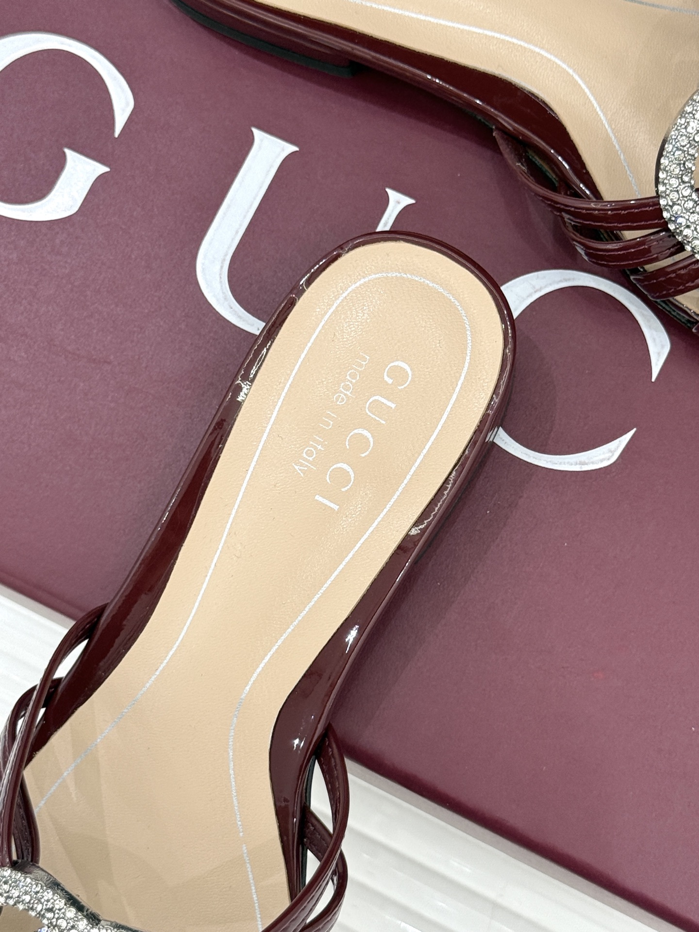 Gucci/古驰25WF早春水钻双G细带平底高跟拖鞋以经典符号与璀璨钻光重构早春格调将意式“不经意的优雅