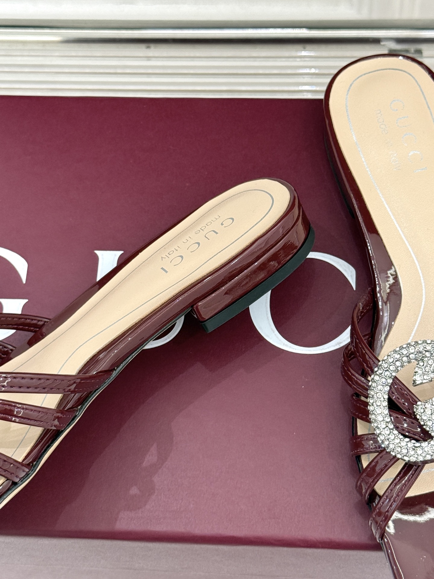 Gucci/古驰25WF早春水钻双G细带平底高跟拖鞋以经典符号与璀璨钻光重构早春格调将意式“不经意的优雅