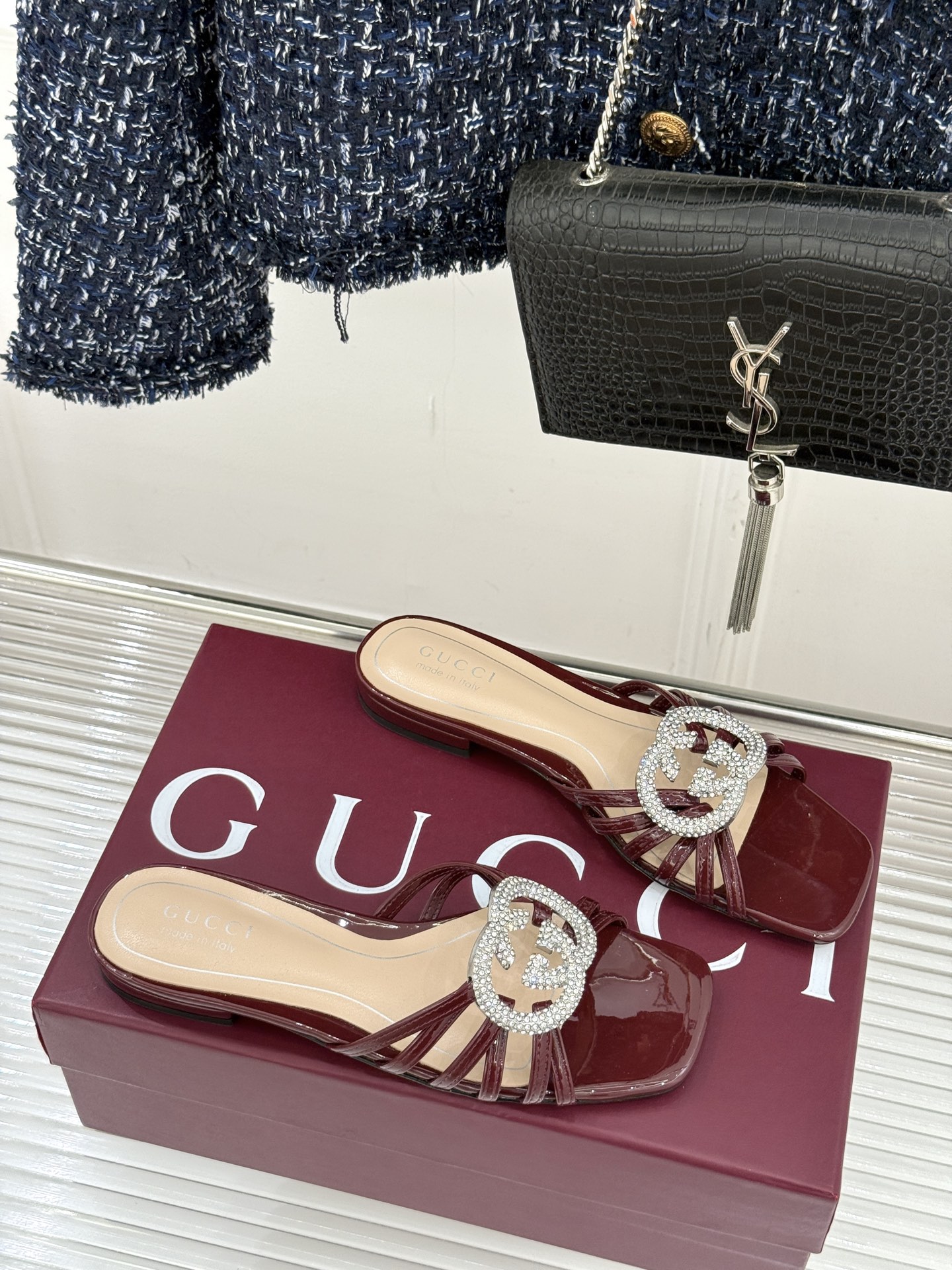 Gucci/古驰25WF早春水钻双G细带平底高跟拖鞋以经典符号与璀璨钻光重构早春格调将意式“不经意的优雅