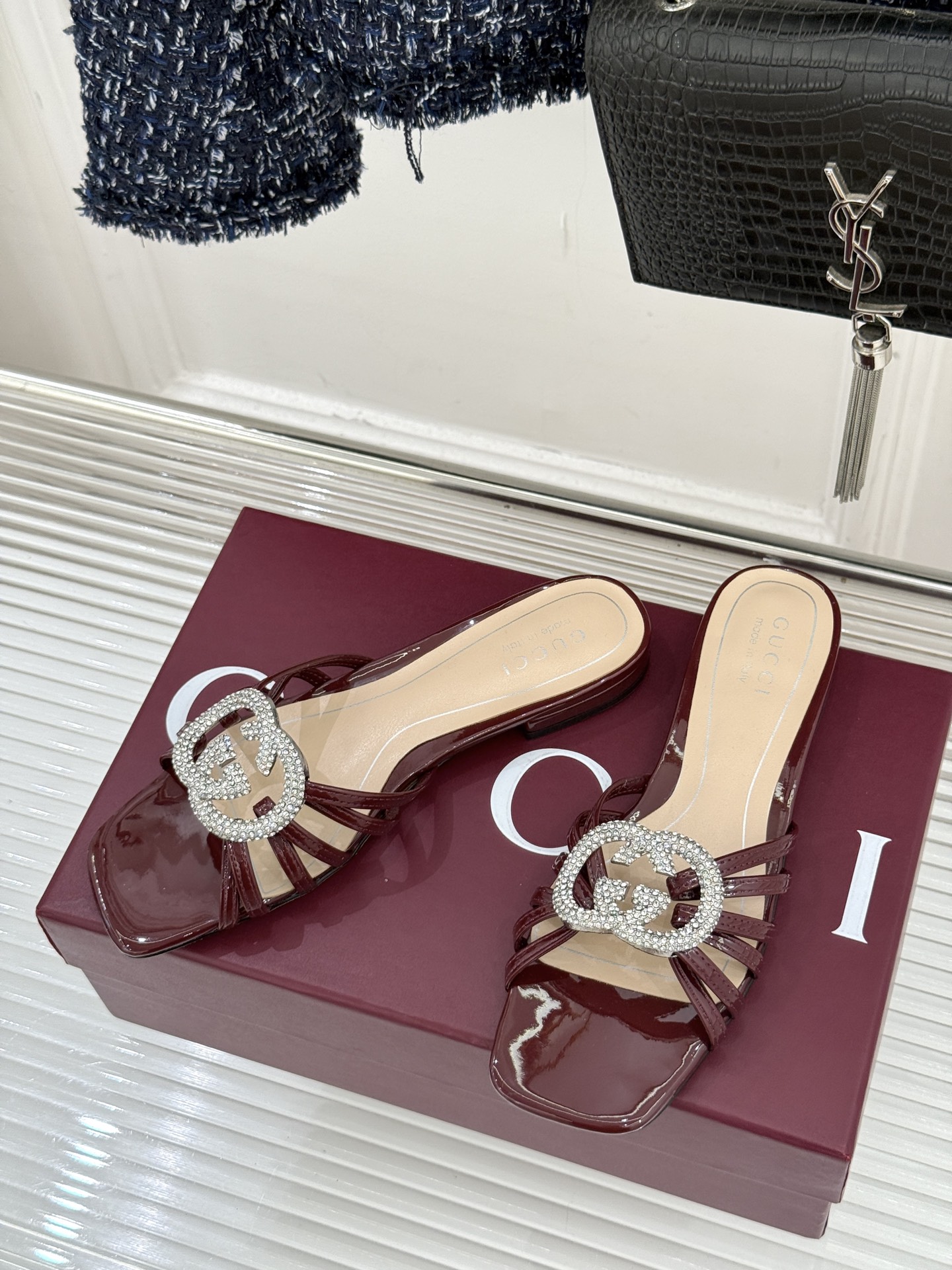 Gucci/古驰25WF早春水钻双G细带平底高跟拖鞋以经典符号与璀璨钻光重构早春格调将意式“不经意的优雅