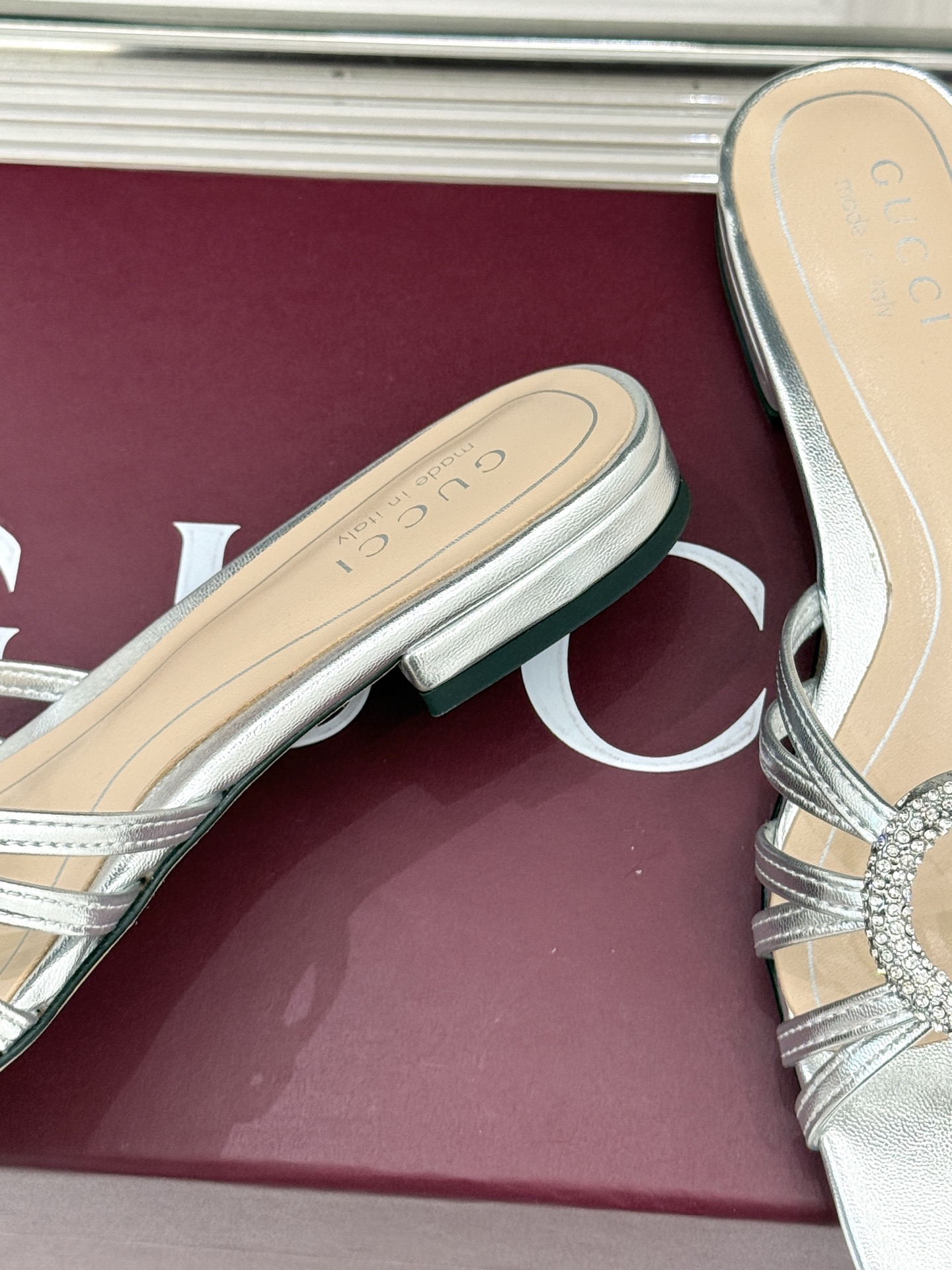 Gucci/古驰25WF早春水钻双G细带平底高跟拖鞋以经典符号与璀璨钻光重构早春格调将意式“不经意的优雅