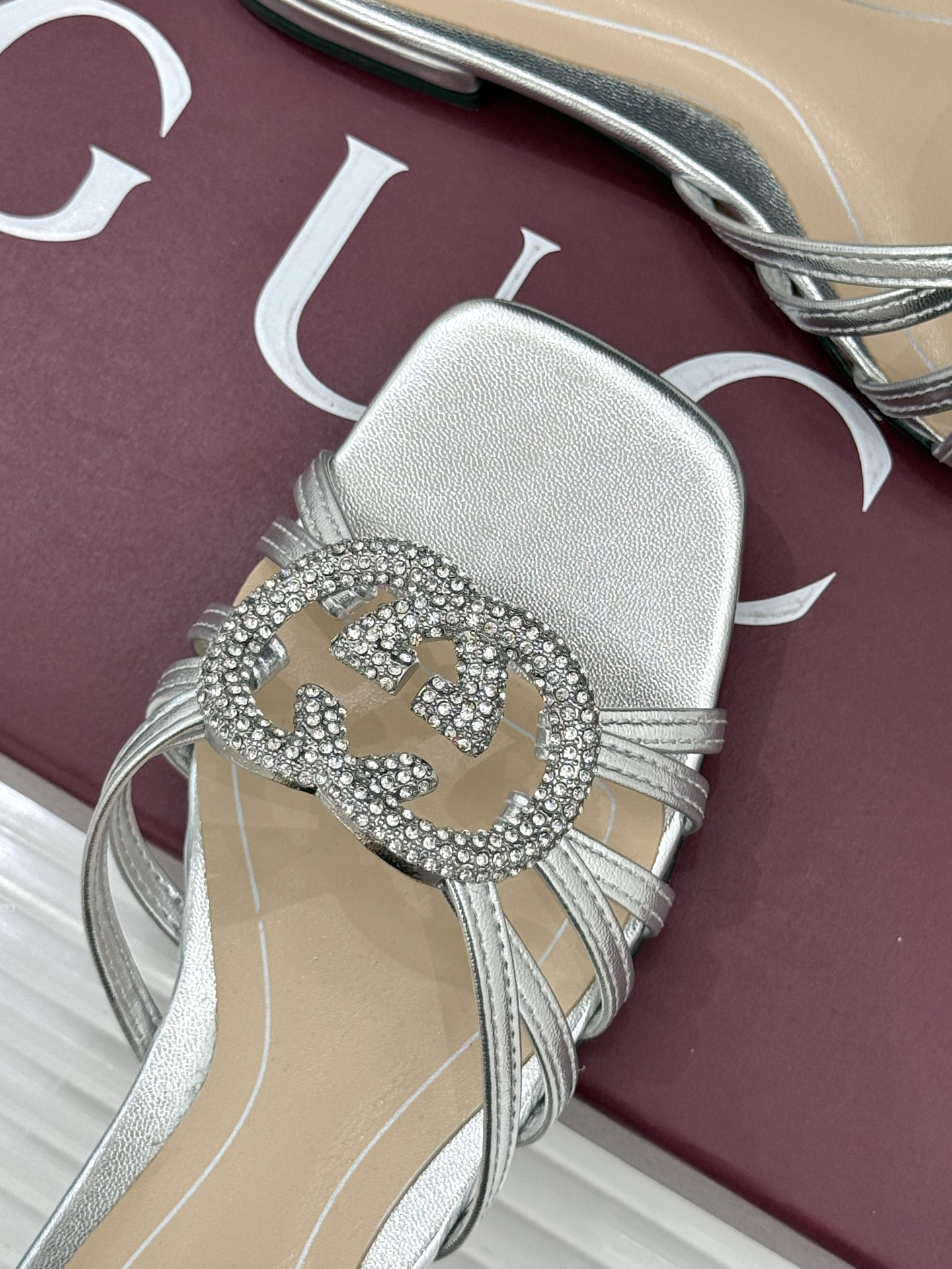 Gucci/古驰25WF早春水钻双G细带平底高跟拖鞋以经典符号与璀璨钻光重构早春格调将意式“不经意的优雅