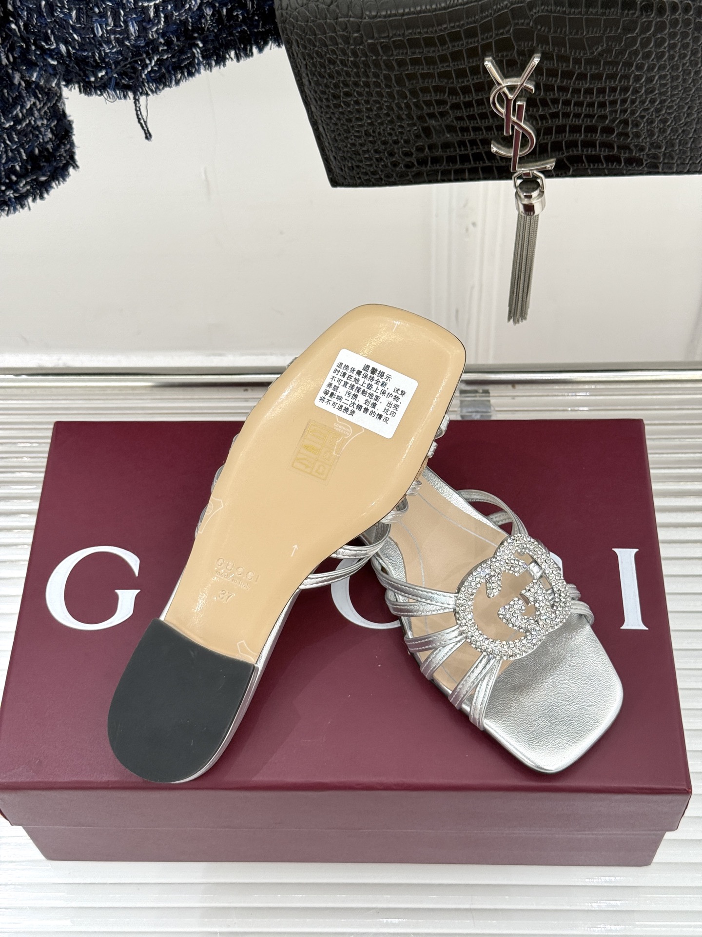 Gucci/古驰25WF早春水钻双G细带平底高跟拖鞋以经典符号与璀璨钻光重构早春格调将意式“不经意的优雅