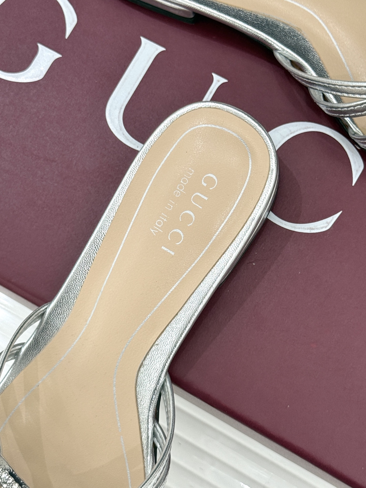 Gucci/古驰25WF早春水钻双G细带平底高跟拖鞋以经典符号与璀璨钻光重构早春格调将意式“不经意的优雅