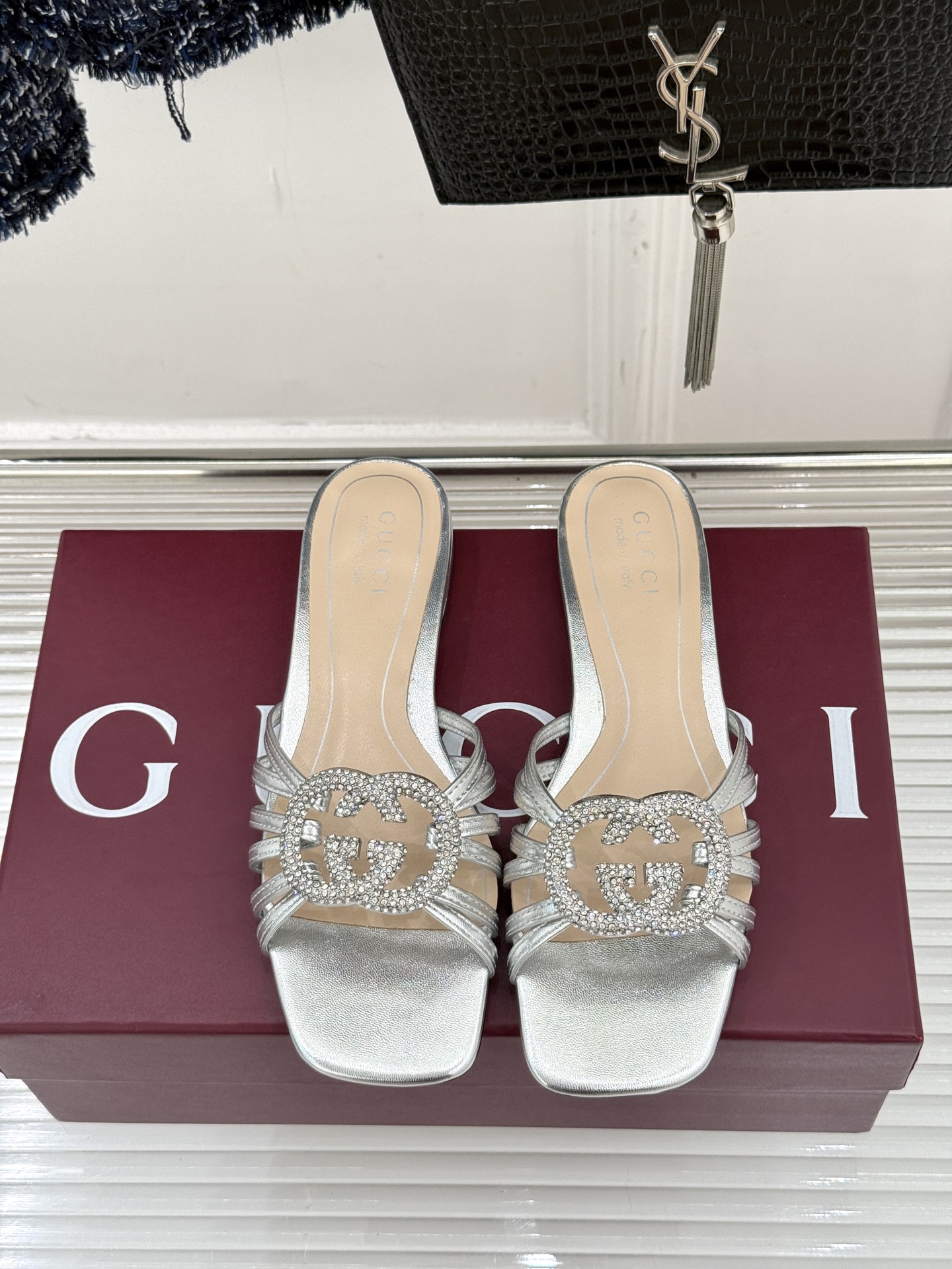 Gucci/古驰25WF早春水钻双G细带平底高跟拖鞋以经典符号与璀璨钻光重构早春格调将意式“不经意的优雅