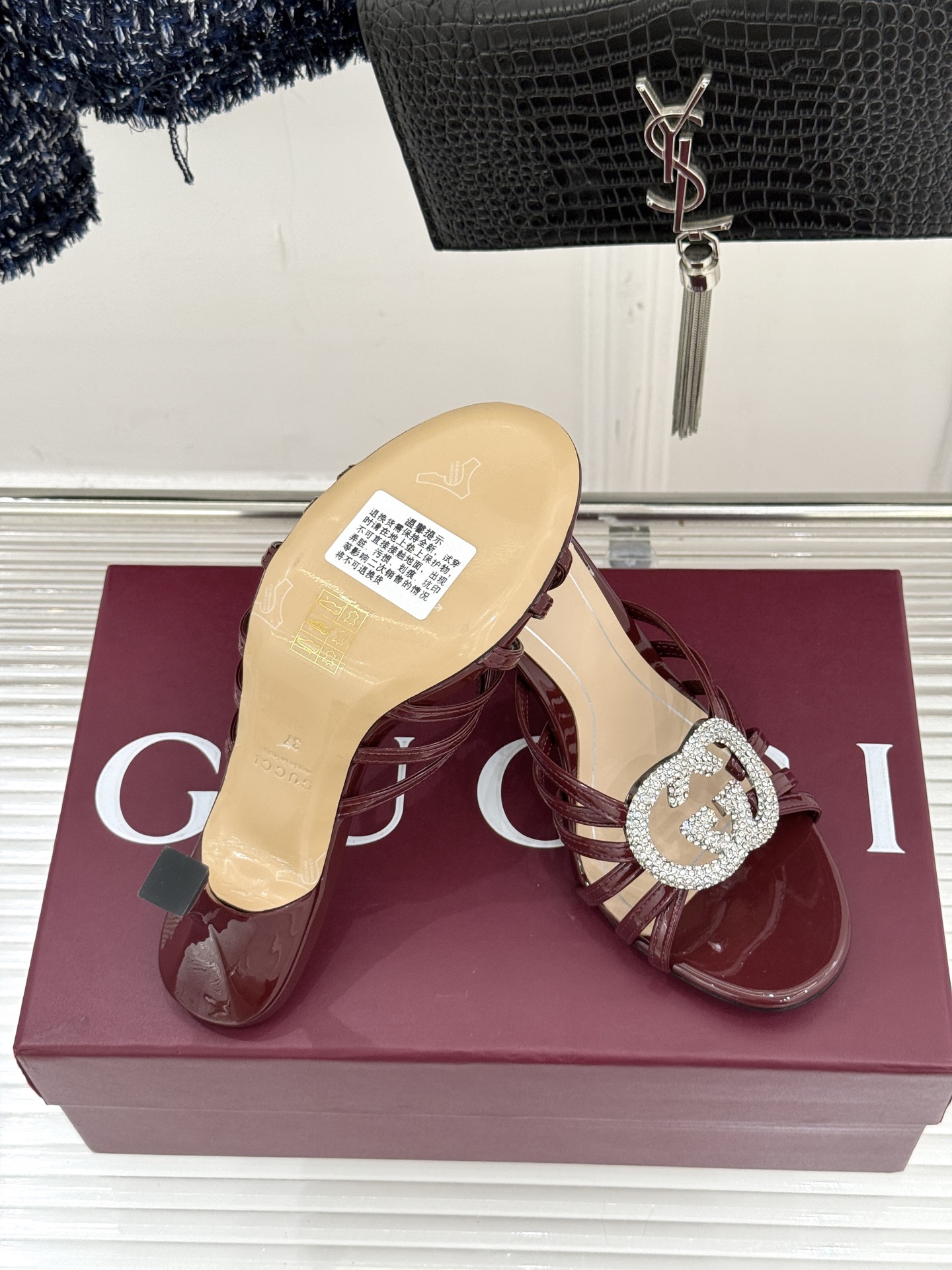 Gucci/古驰25WF早春水钻双G细带平底高跟拖鞋以经典符号与璀璨钻光重构早春格调将意式“不经意的优雅