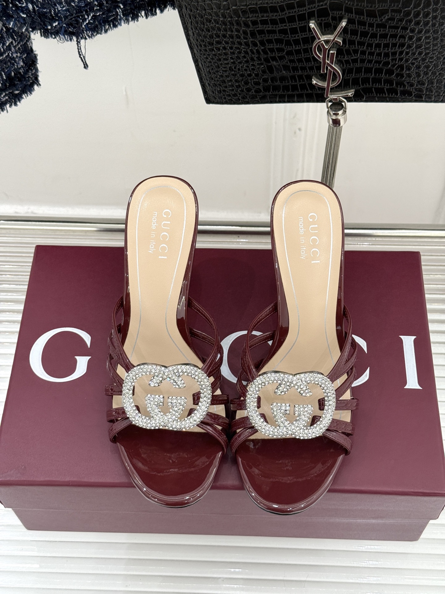 Gucci/古驰25WF早春水钻双G细带平底高跟拖鞋以经典符号与璀璨钻光重构早春格调将意式“不经意的优雅