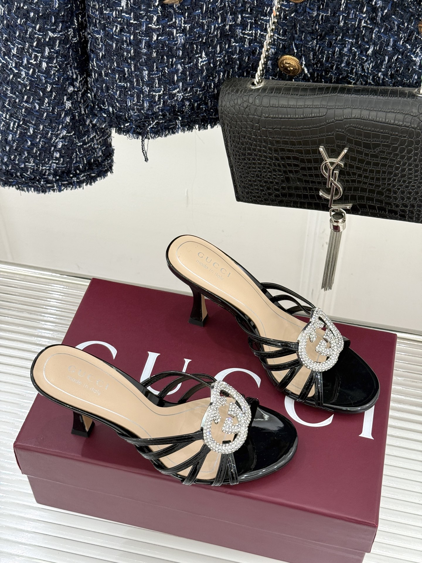 Gucci/古驰25WF早春水钻双G细带平底高跟拖鞋以经典符号与璀璨钻光重构早春格调将意式“不经意的优雅