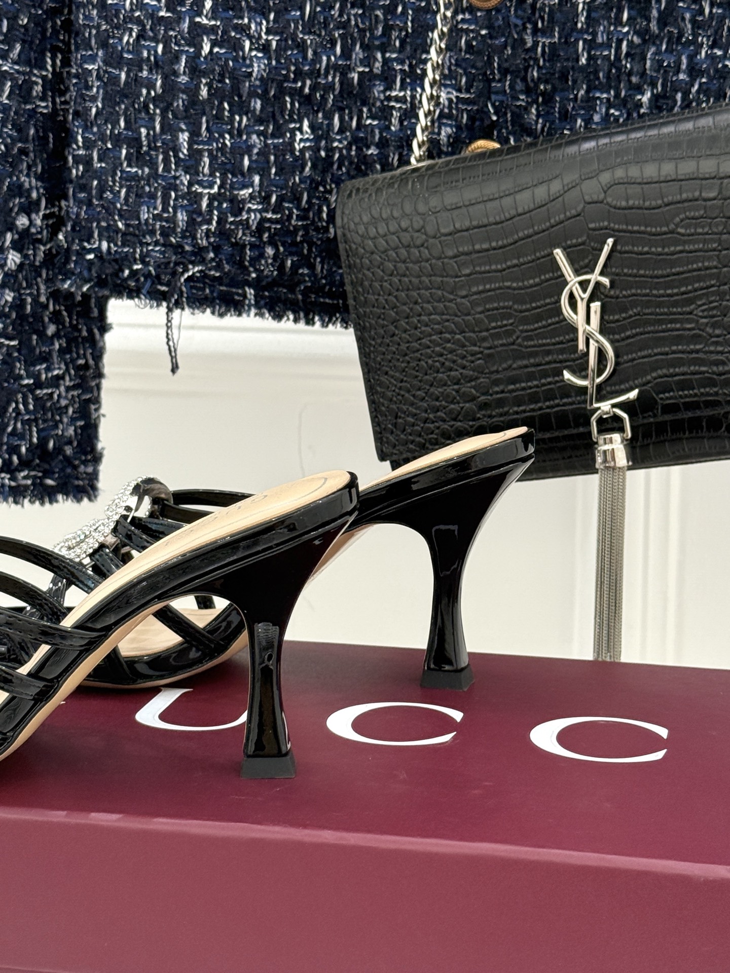 Gucci/古驰25WF早春水钻双G细带平底高跟拖鞋以经典符号与璀璨钻光重构早春格调将意式“不经意的优雅