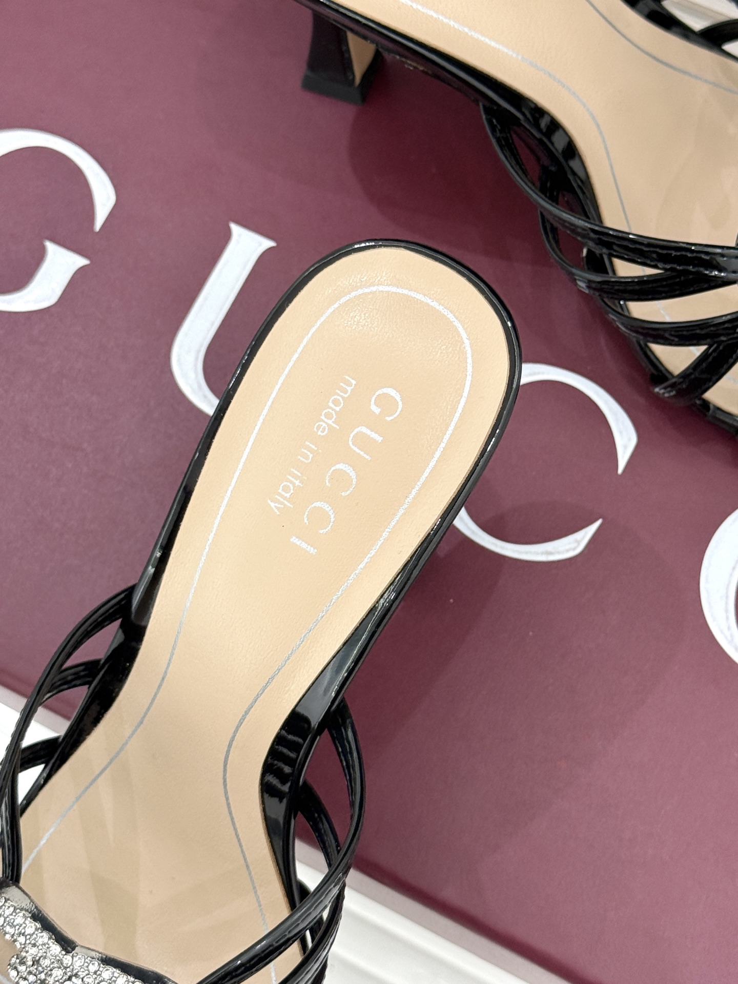 Gucci/古驰25WF早春水钻双G细带平底高跟拖鞋以经典符号与璀璨钻光重构早春格调将意式“不经意的优雅