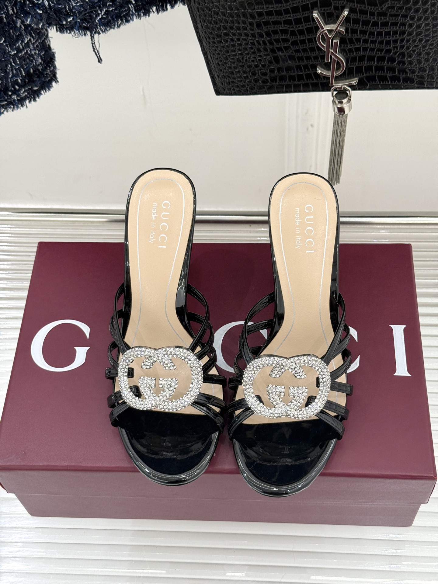 Gucci/古驰25WF早春水钻双G细带平底高跟拖鞋以经典符号与璀璨钻光重构早春格调将意式“不经意的优雅