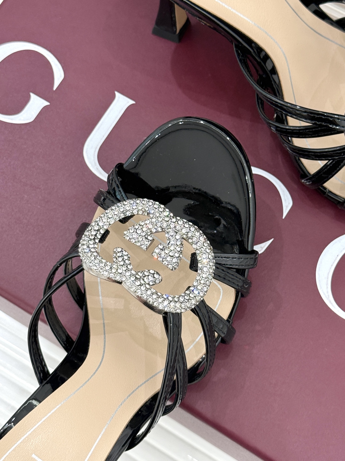 Gucci/古驰25WF早春水钻双G细带平底高跟拖鞋以经典符号与璀璨钻光重构早春格调将意式“不经意的优雅