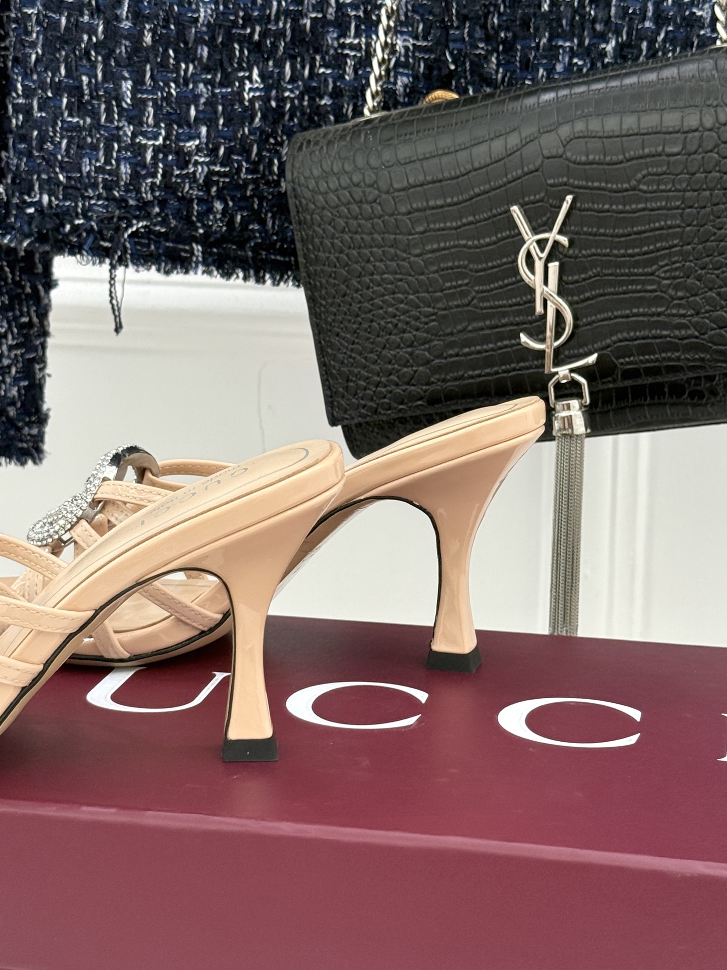 Gucci/古驰25WF早春水钻双G细带平底高跟拖鞋以经典符号与璀璨钻光重构早春格调将意式“不经意的优雅