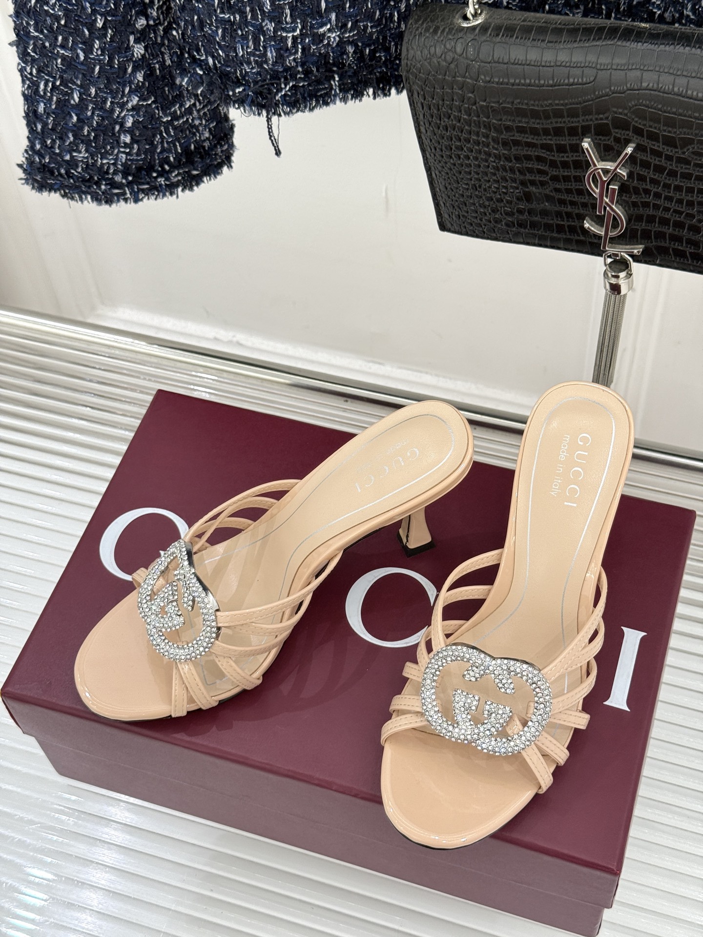 Gucci/古驰25WF早春水钻双G细带平底高跟拖鞋以经典符号与璀璨钻光重构早春格调将意式“不经意的优雅