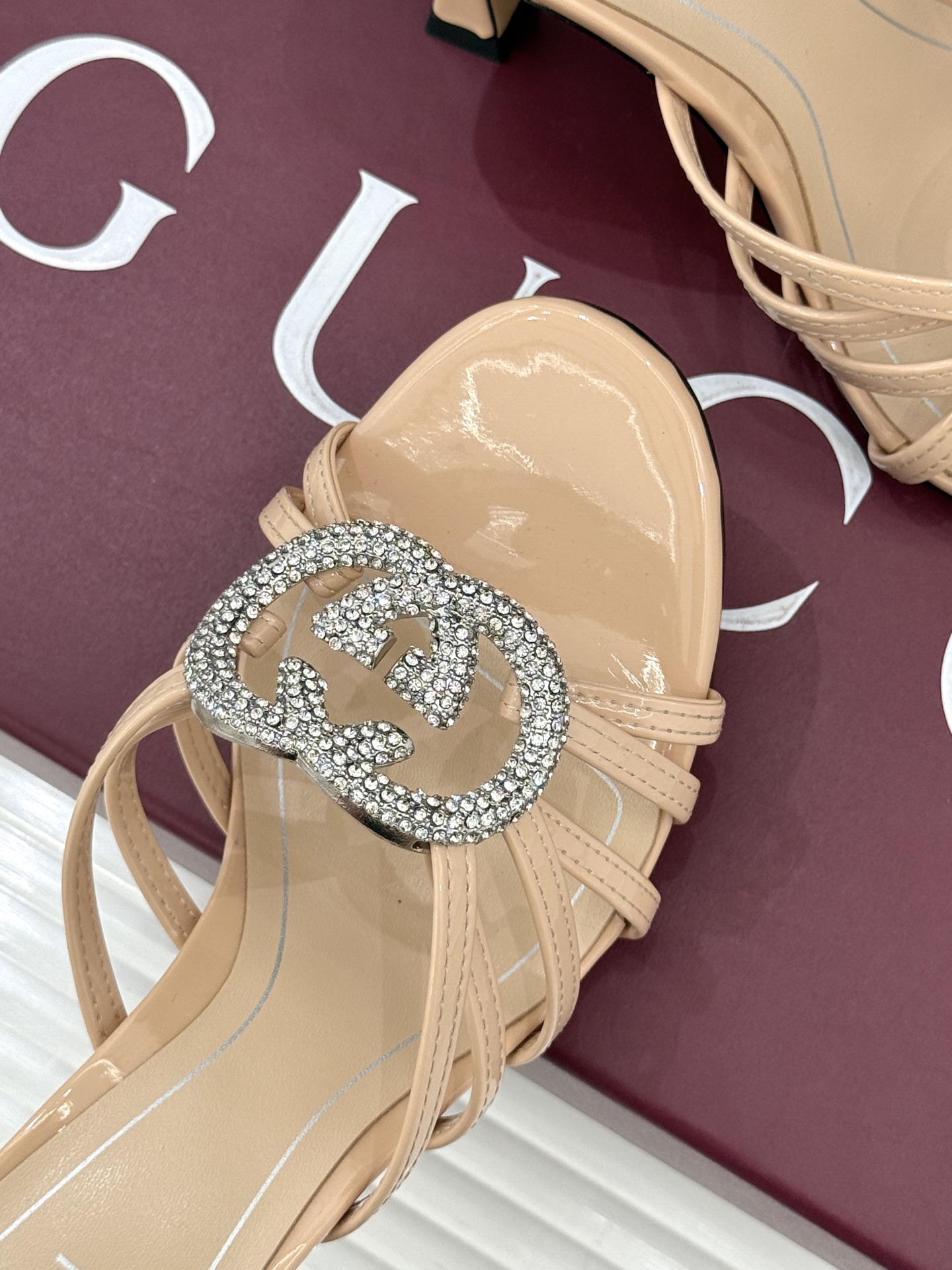 Gucci/古驰25WF早春水钻双G细带平底高跟拖鞋以经典符号与璀璨钻光重构早春格调将意式“不经意的优雅