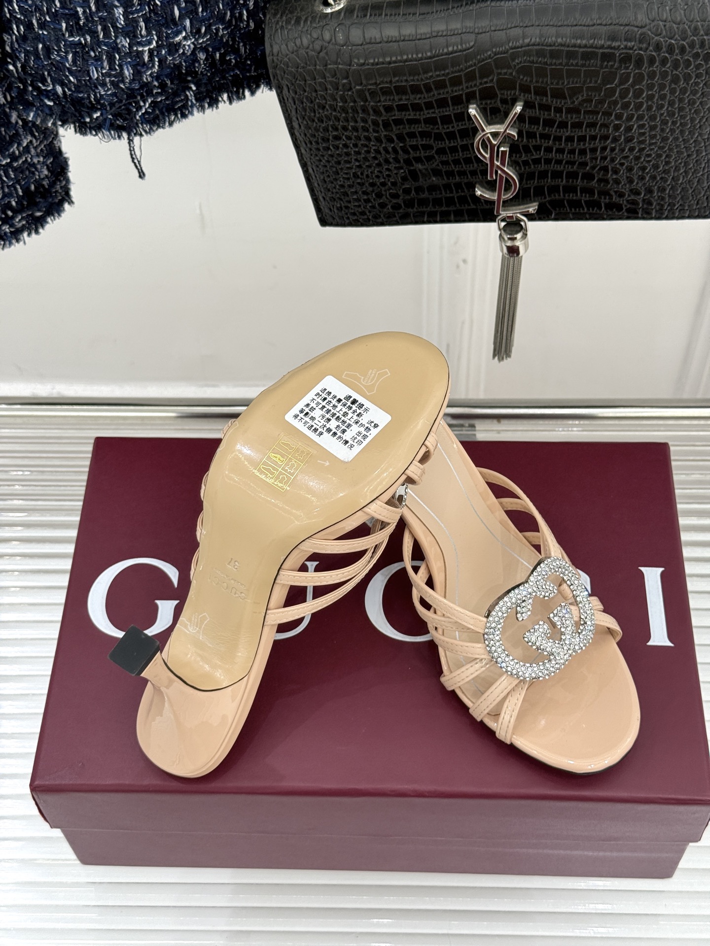 Gucci/古驰25WF早春水钻双G细带平底高跟拖鞋以经典符号与璀璨钻光重构早春格调将意式“不经意的优雅