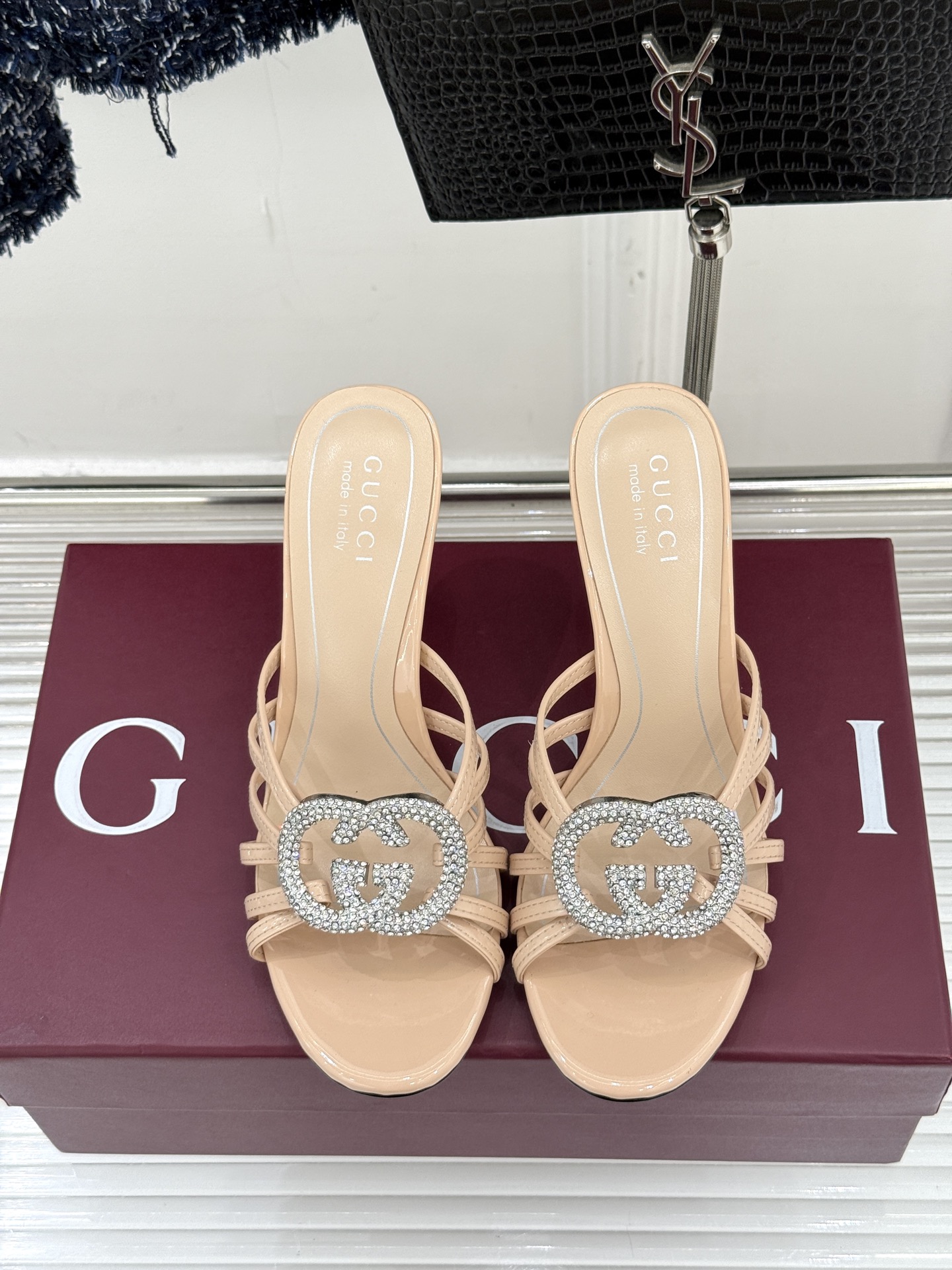 Gucci/古驰25WF早春水钻双G细带平底高跟拖鞋以经典符号与璀璨钻光重构早春格调将意式“不经意的优雅