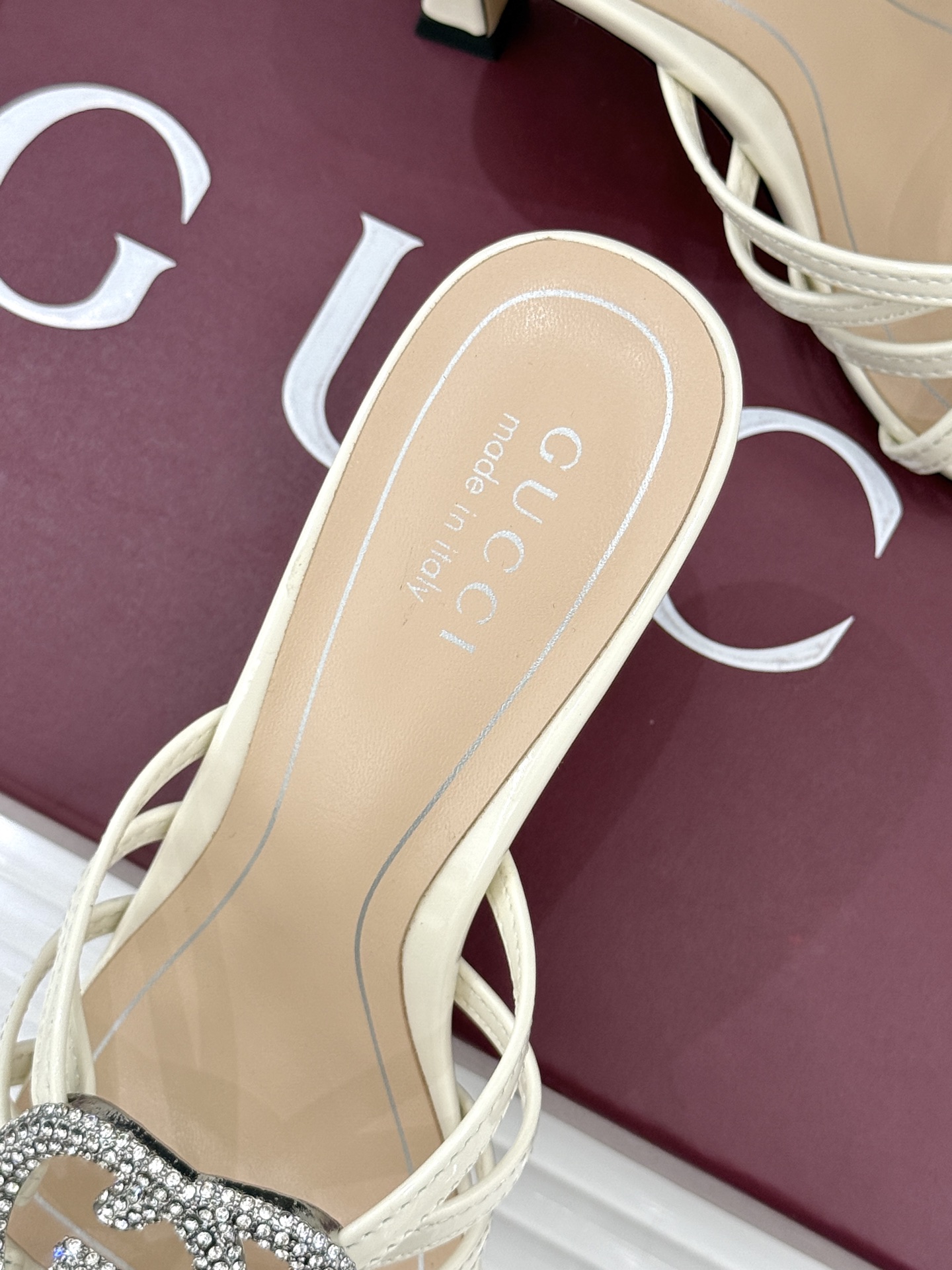 Gucci/古驰25WF早春水钻双G细带平底高跟拖鞋以经典符号与璀璨钻光重构早春格调将意式“不经意的优雅