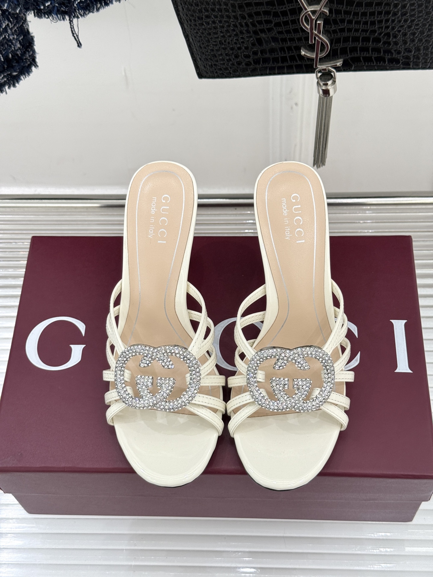 Gucci/古驰25WF早春水钻双G细带平底高跟拖鞋以经典符号与璀璨钻光重构早春格调将意式“不经意的优雅