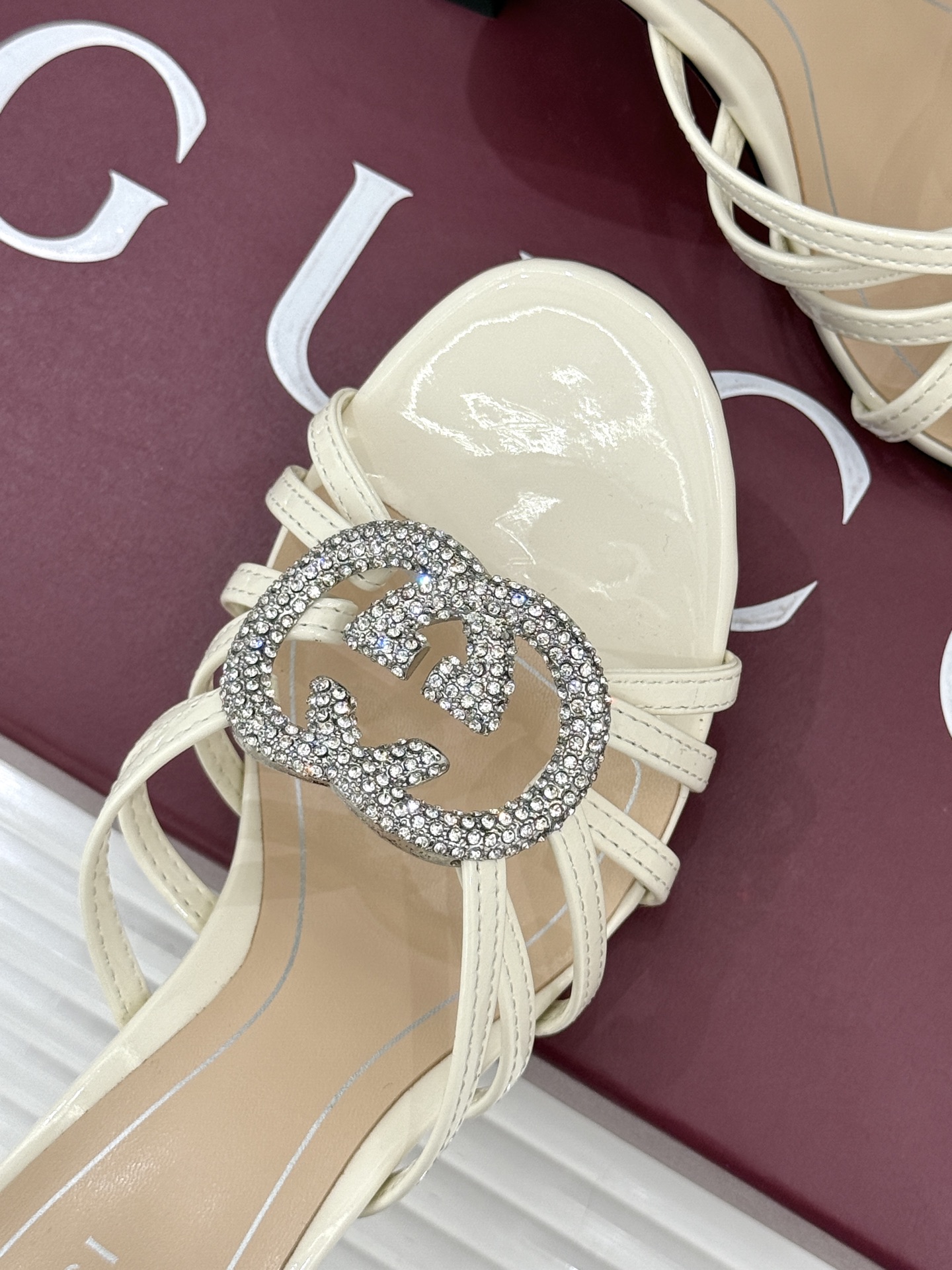 Gucci/古驰25WF早春水钻双G细带平底高跟拖鞋以经典符号与璀璨钻光重构早春格调将意式“不经意的优雅