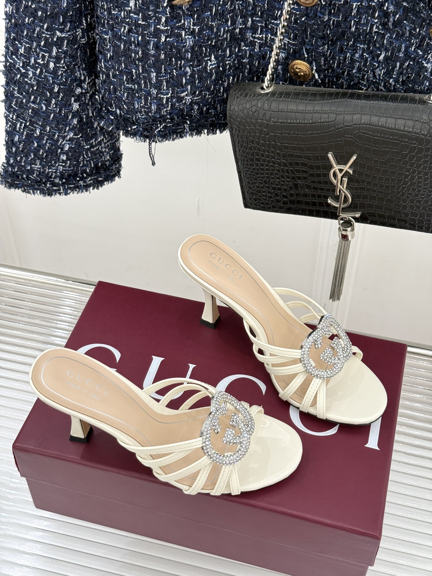 Gucci/古驰25WF早春水钻双G细带平底高跟拖鞋以经典符号与璀璨钻光重构早春格调将意式“不经意的优雅