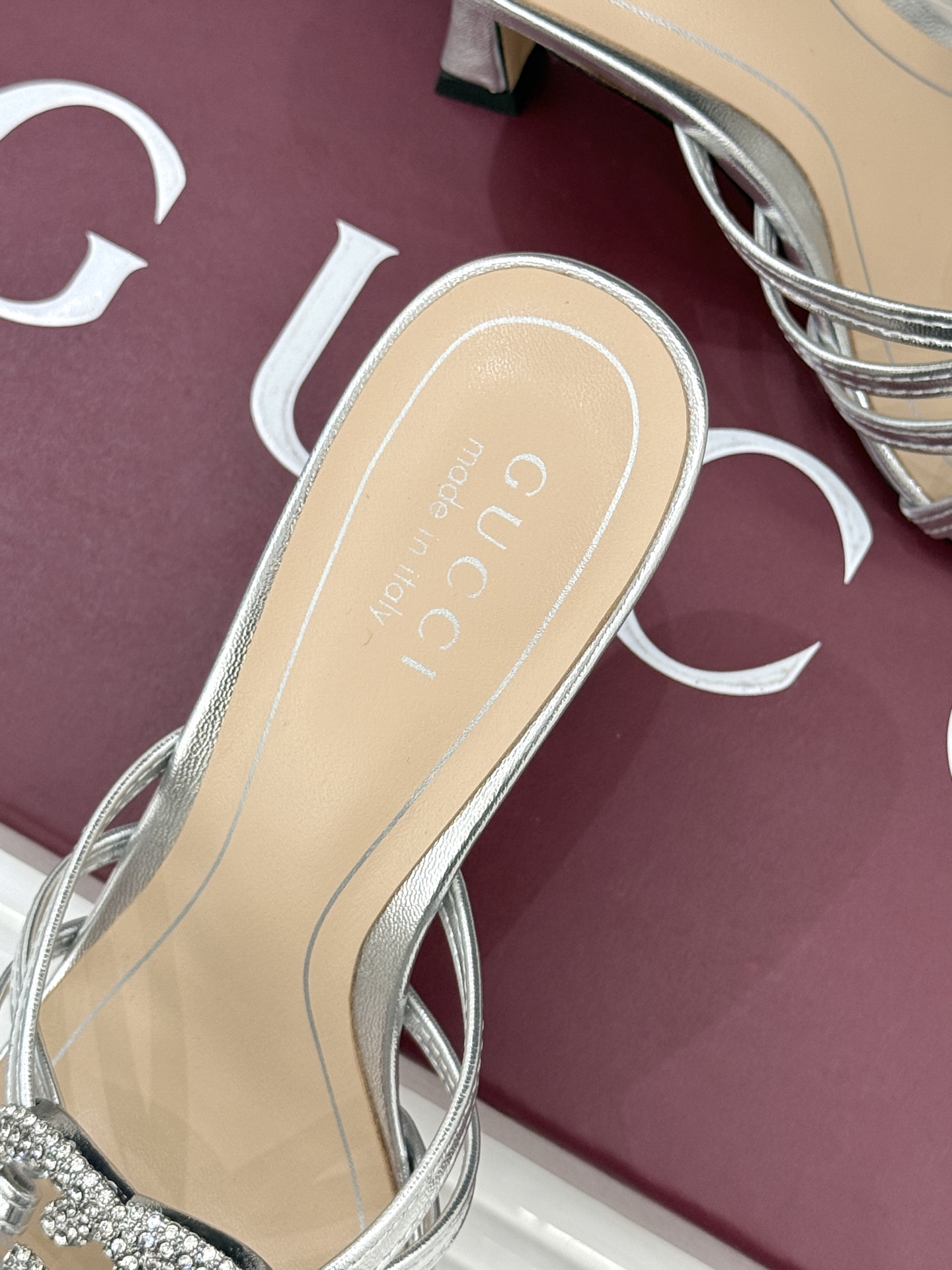 Gucci/古驰25WF早春水钻双G细带平底高跟拖鞋以经典符号与璀璨钻光重构早春格调将意式“不经意的优雅