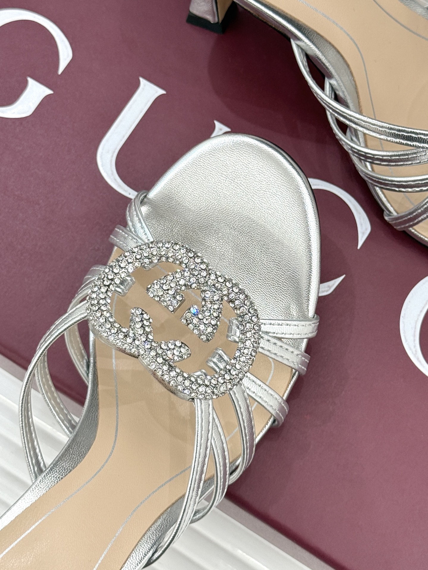 Gucci/古驰25WF早春水钻双G细带平底高跟拖鞋以经典符号与璀璨钻光重构早春格调将意式“不经意的优雅