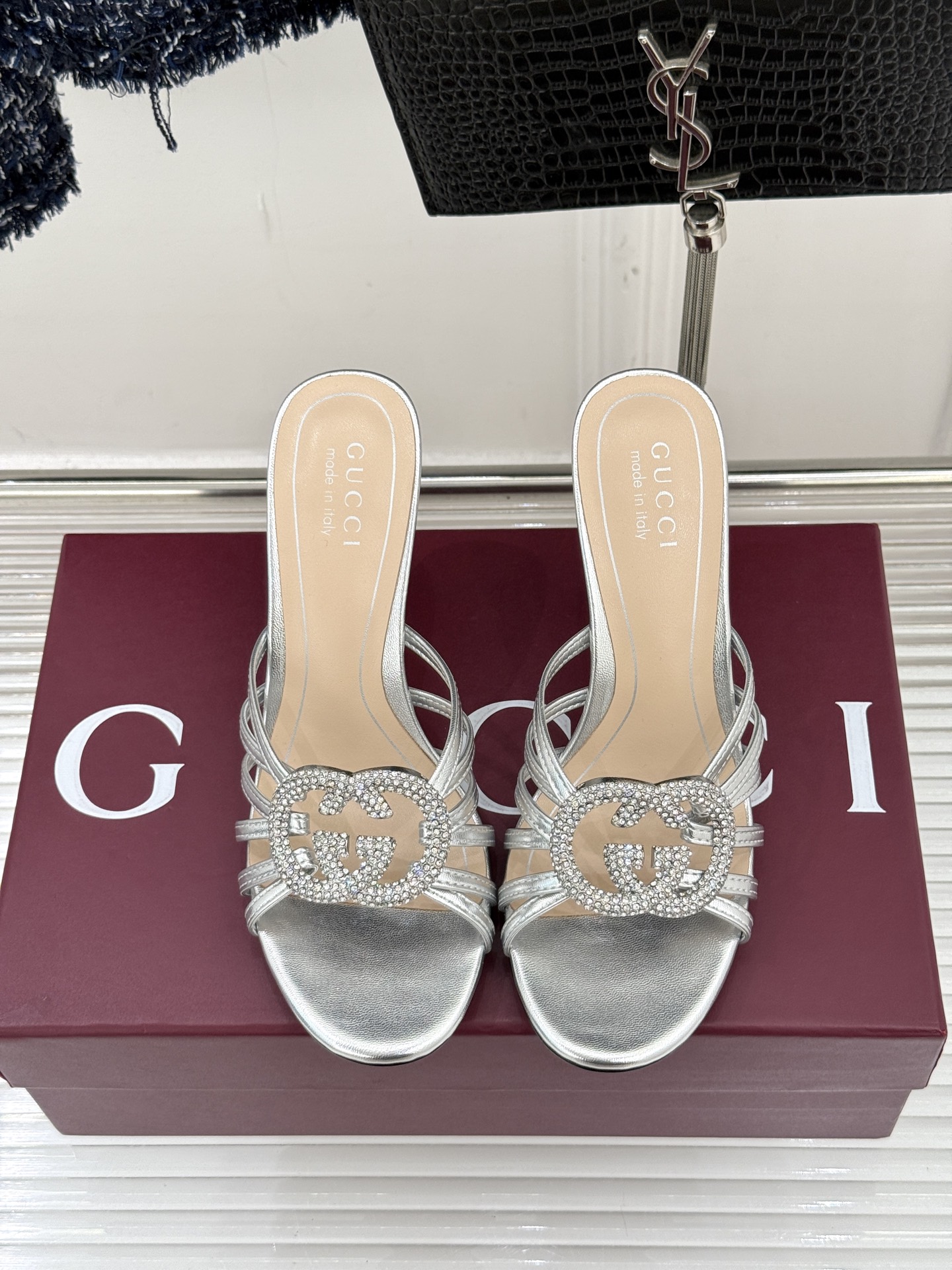 Gucci/古驰25WF早春水钻双G细带平底高跟拖鞋以经典符号与璀璨钻光重构早春格调将意式“不经意的优雅