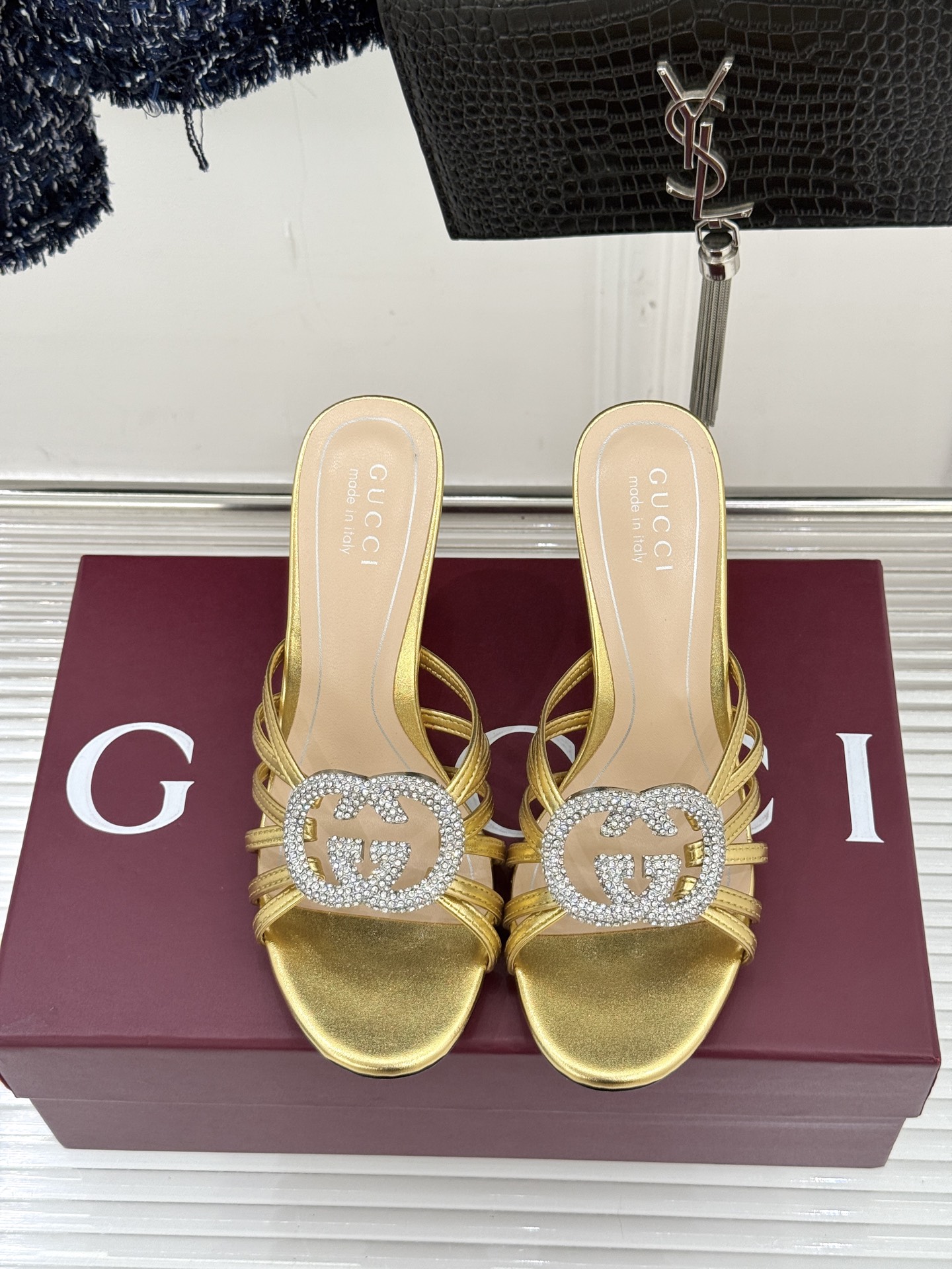 Gucci/古驰25WF早春水钻双G细带平底高跟拖鞋以经典符号与璀璨钻光重构早春格调将意式“不经意的优雅