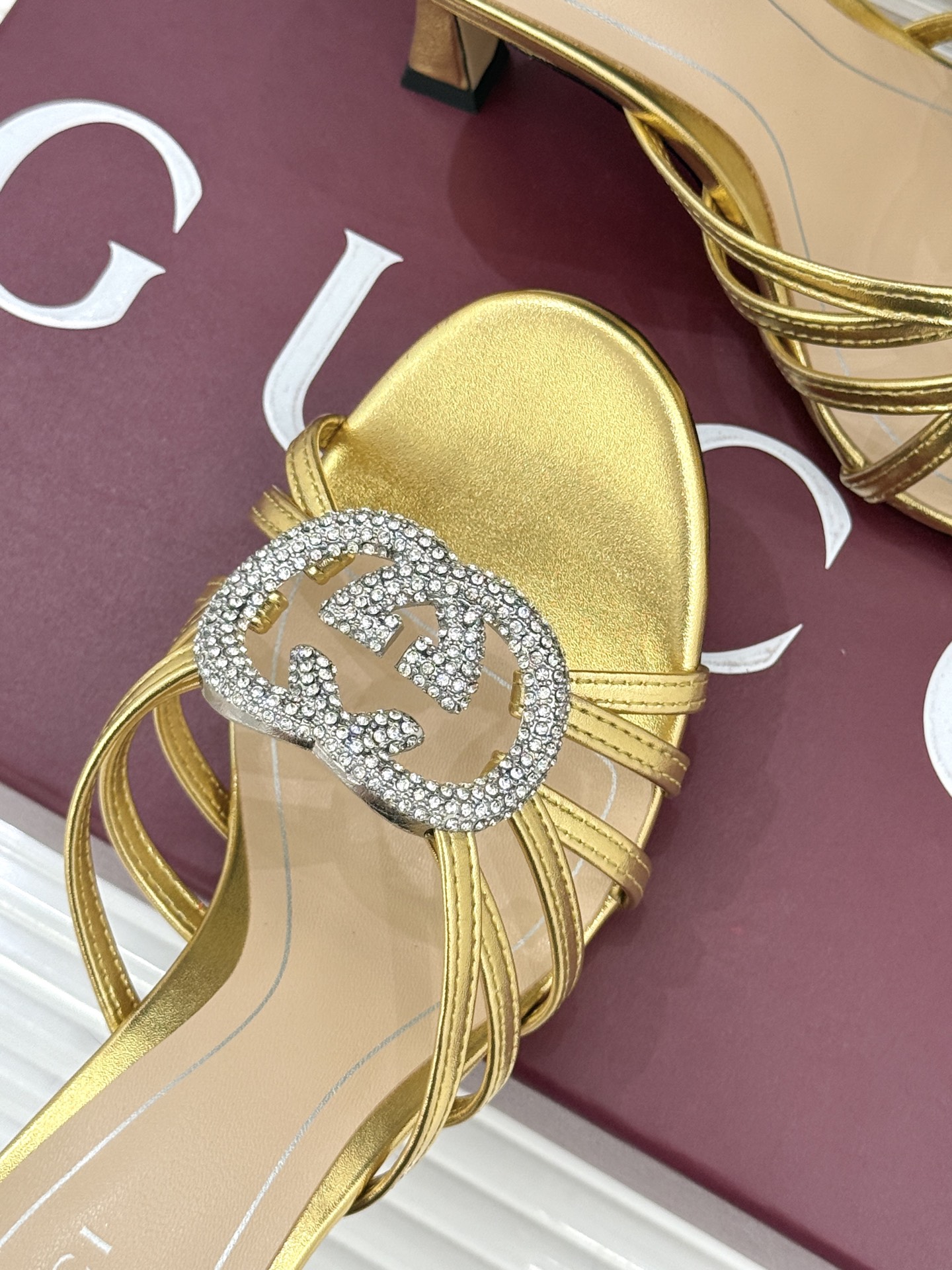 Gucci/古驰25WF早春水钻双G细带平底高跟拖鞋以经典符号与璀璨钻光重构早春格调将意式“不经意的优雅