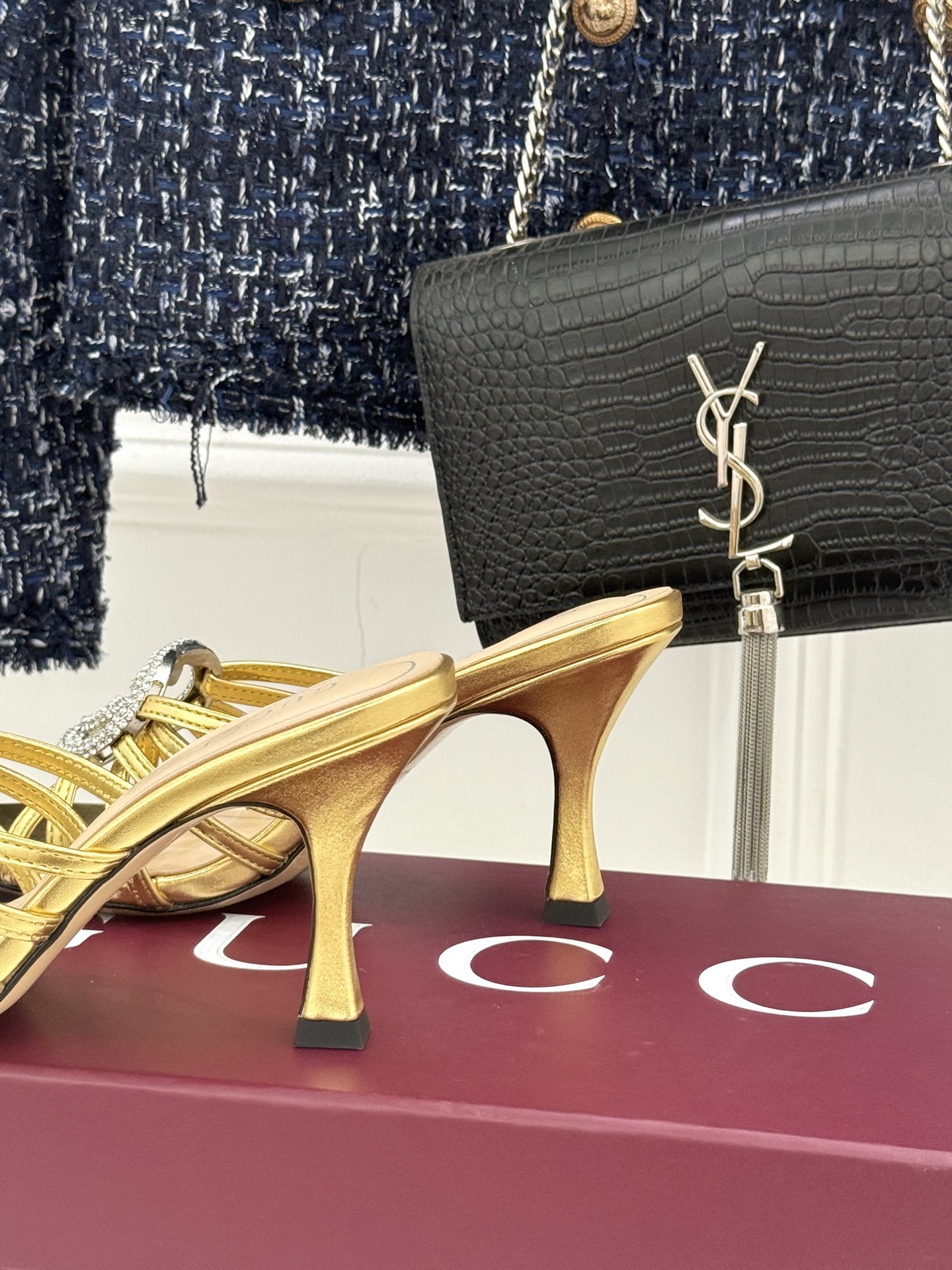 Gucci/古驰25WF早春水钻双G细带平底高跟拖鞋以经典符号与璀璨钻光重构早春格调将意式“不经意的优雅