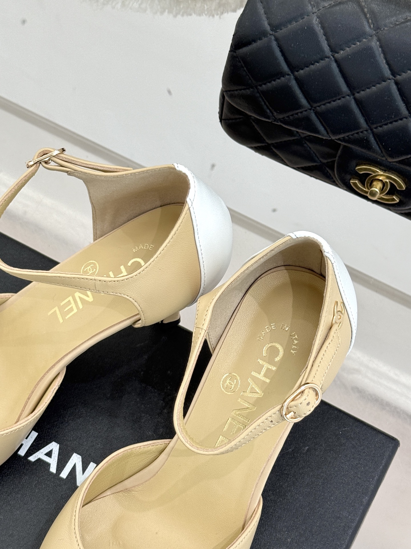 CHANE*｜小香26C双C拼色尖头中空高跟凉鞋当Coco Chanel开创的双色美学遇这双鞋以经典重塑