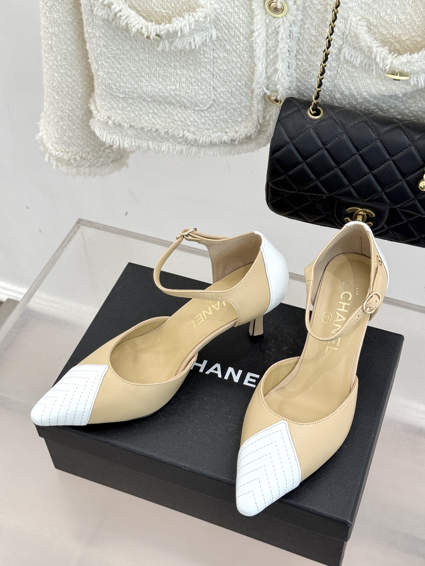 CHANE*｜小香26C双C拼色尖头中空高跟凉鞋当Coco Chanel开创的双色美学遇这双鞋以经典重塑