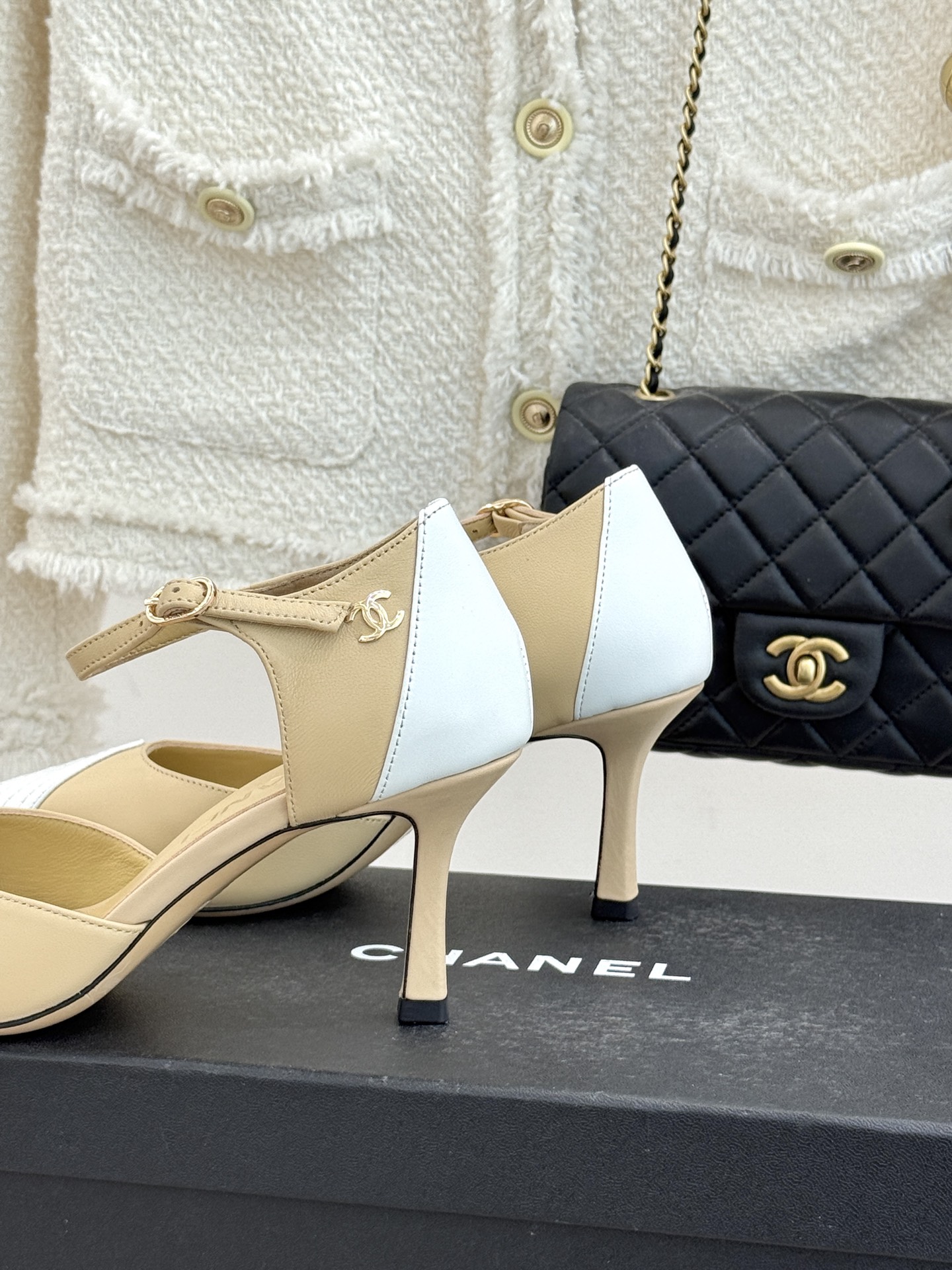 CHANE*｜小香26C双C拼色尖头中空高跟凉鞋当Coco Chanel开创的双色美学遇这双鞋以经典重塑