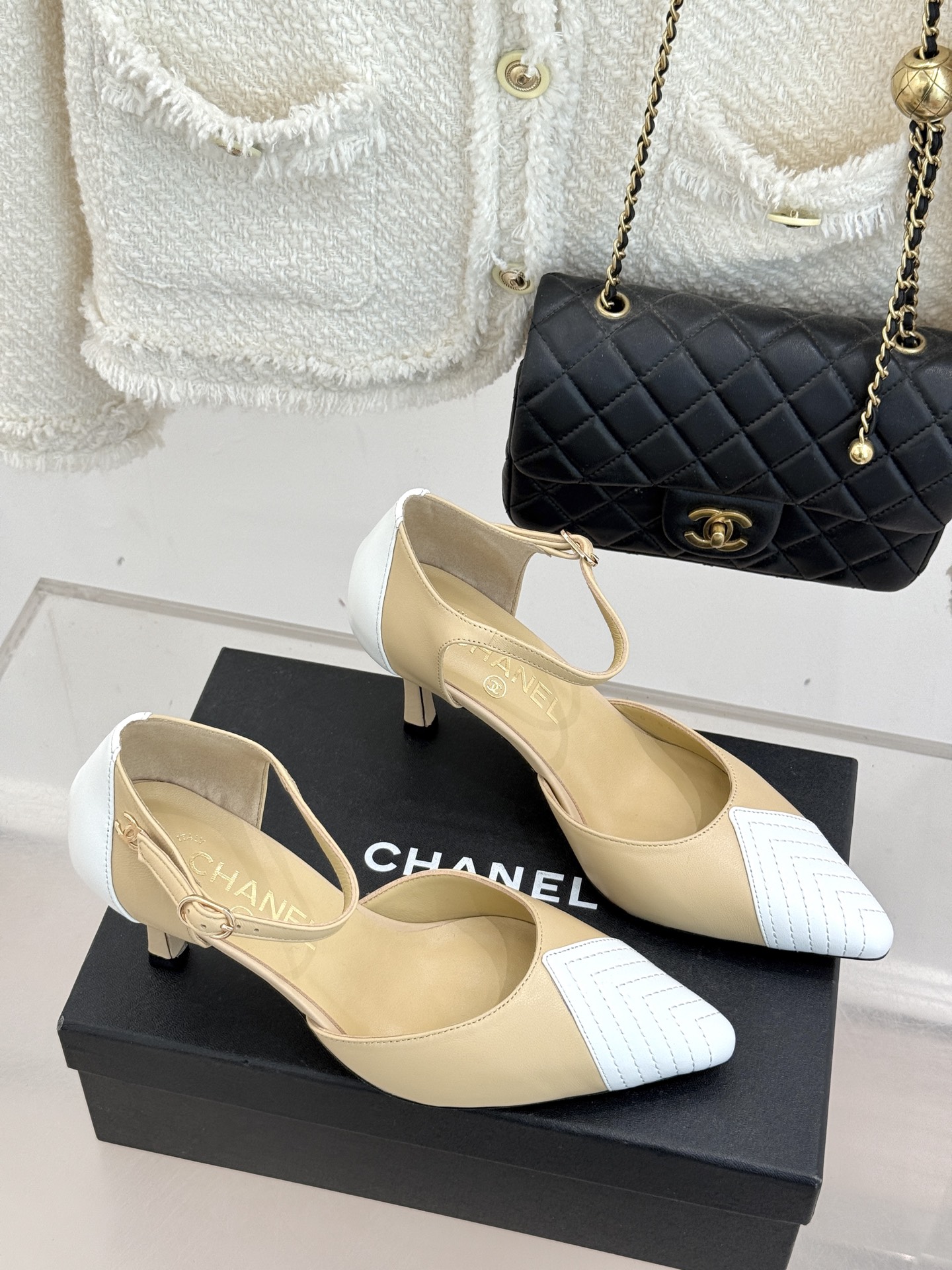 CHANE*｜小香26C双C拼色尖头中空高跟凉鞋当Coco Chanel开创的双色美学遇这双鞋以经典重塑