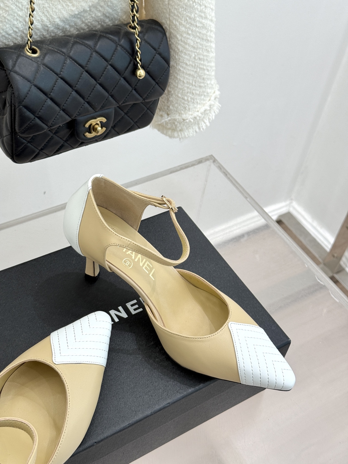 CHANE*｜小香26C双C拼色尖头中空高跟凉鞋当Coco Chanel开创的双色美学遇这双鞋以经典重塑