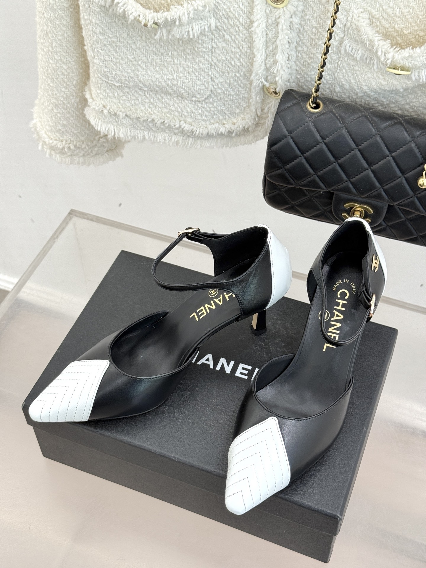 CHANE*｜小香26C双C拼色尖头中空高跟凉鞋当Coco Chanel开创的双色美学遇这双鞋以经典重塑