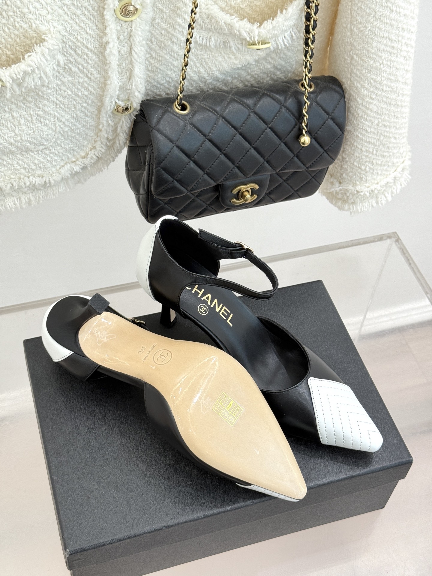 CHANE*｜小香26C双C拼色尖头中空高跟凉鞋当Coco Chanel开创的双色美学遇这双鞋以经典重塑