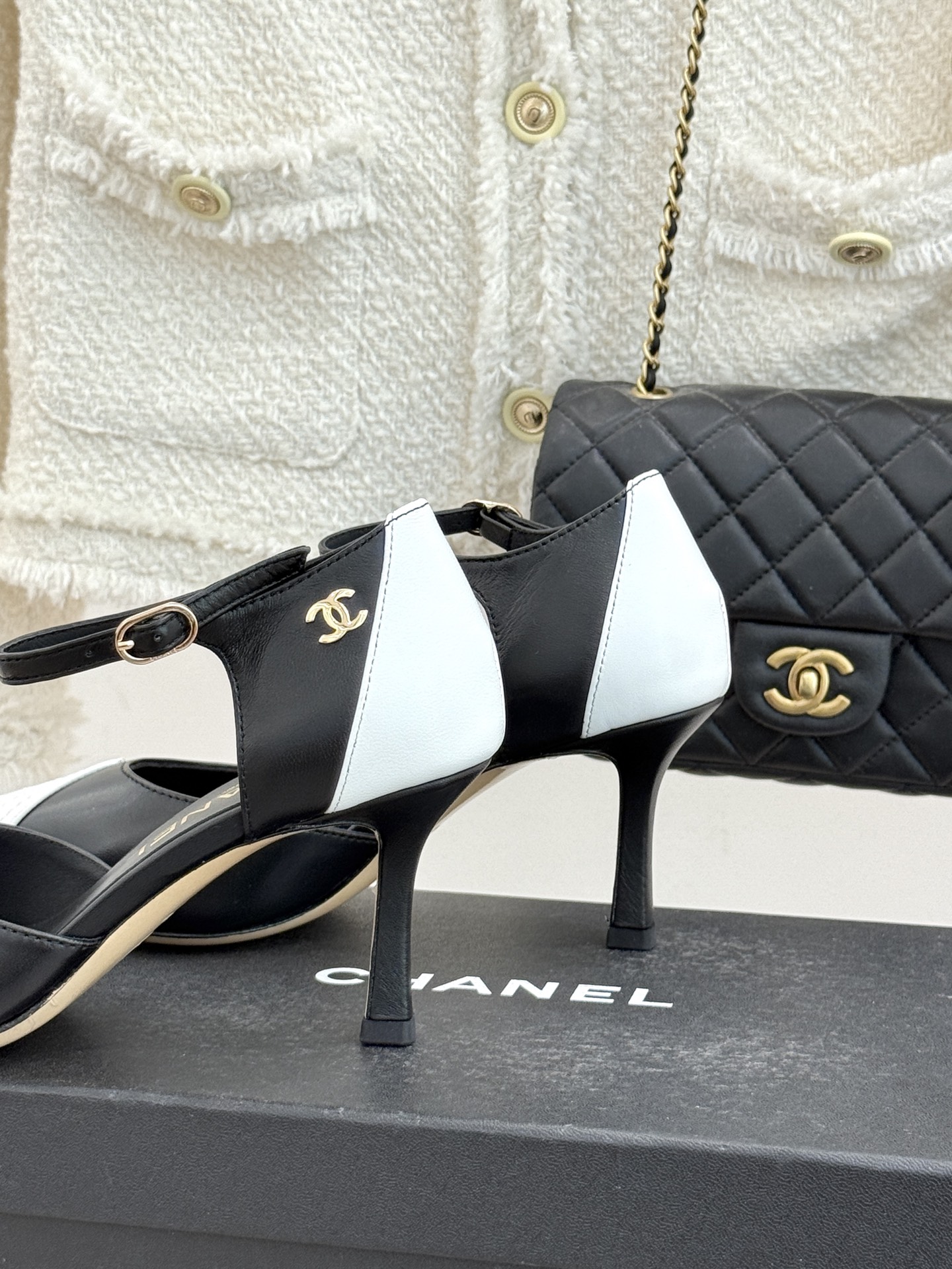 CHANE*｜小香26C双C拼色尖头中空高跟凉鞋当Coco Chanel开创的双色美学遇这双鞋以经典重塑