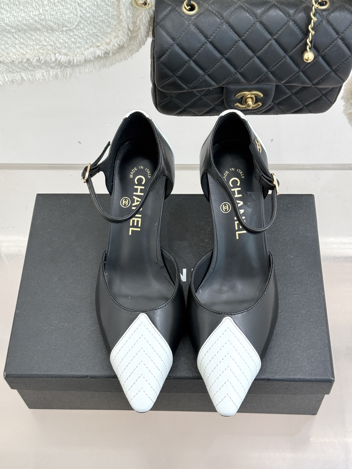 CHANE*｜小香26C双C拼色尖头中空高跟凉鞋当Coco Chanel开创的双色美学遇这双鞋以经典重塑