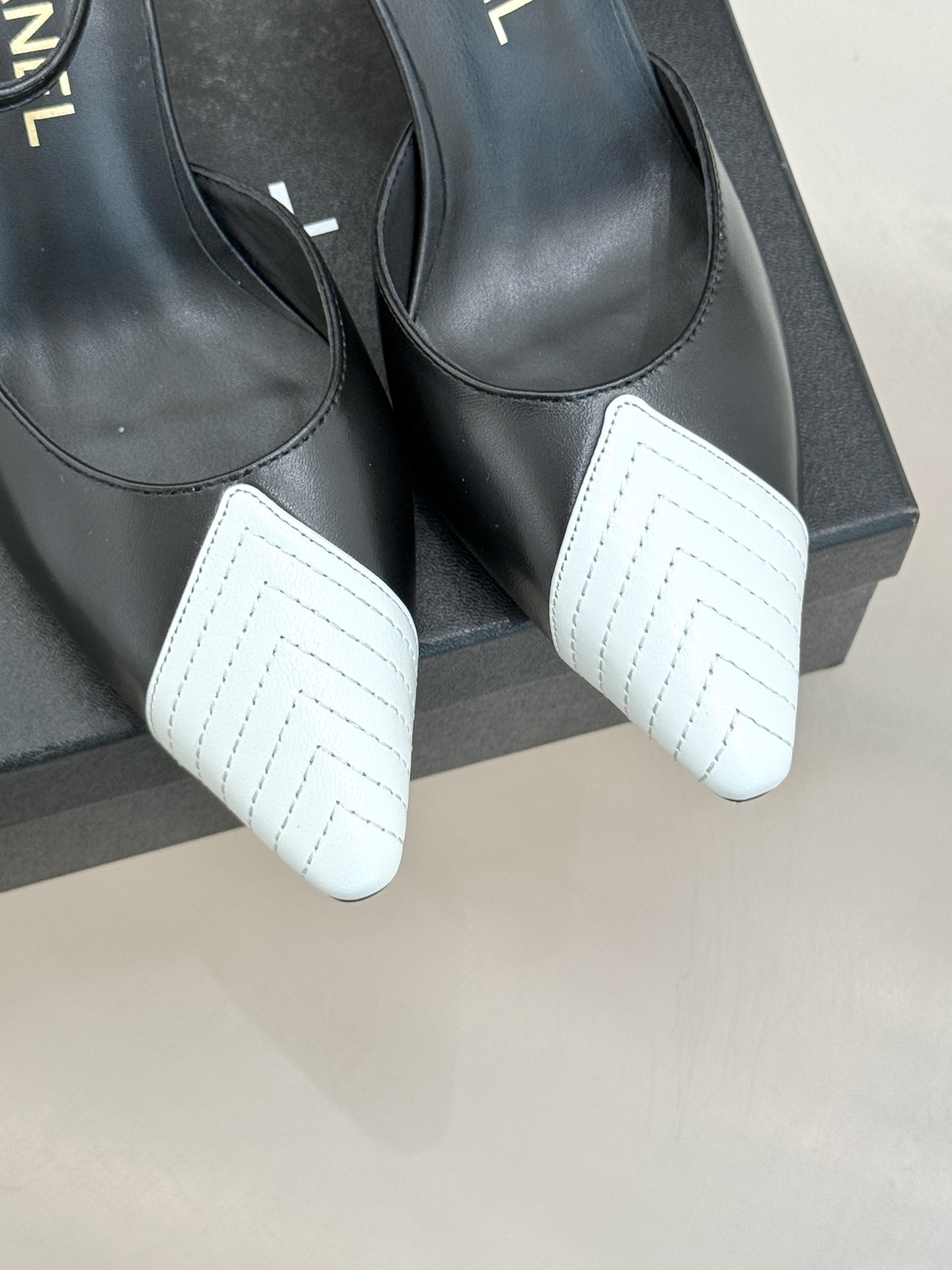 CHANE*｜小香26C双C拼色尖头中空高跟凉鞋当Coco Chanel开创的双色美学遇这双鞋以经典重塑