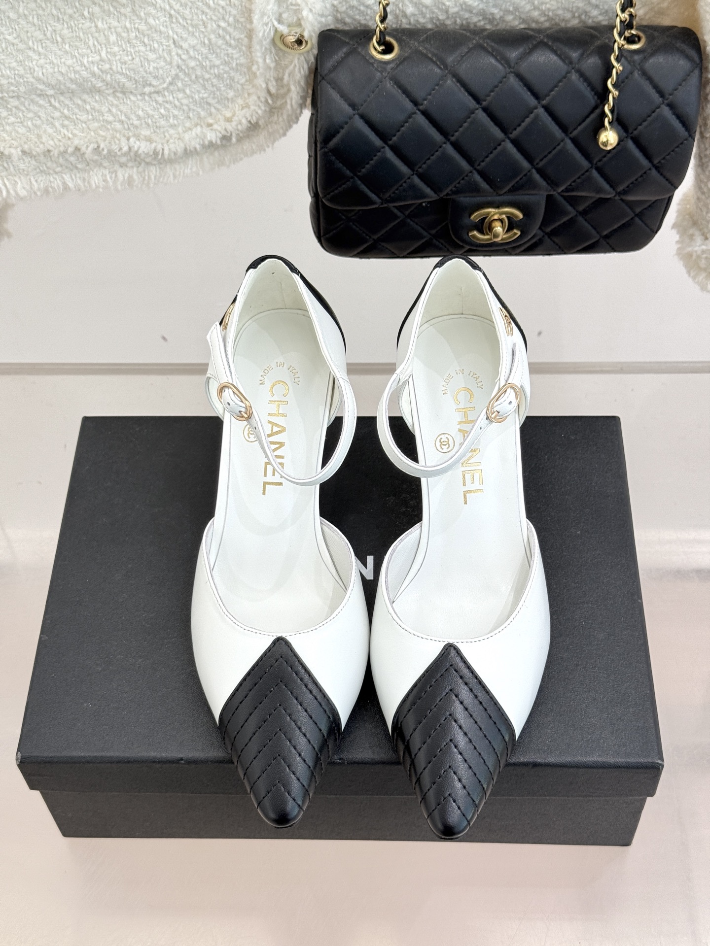 CHANE*｜小香26C双C拼色尖头中空高跟凉鞋当Coco Chanel开创的双色美学遇这双鞋以经典重塑