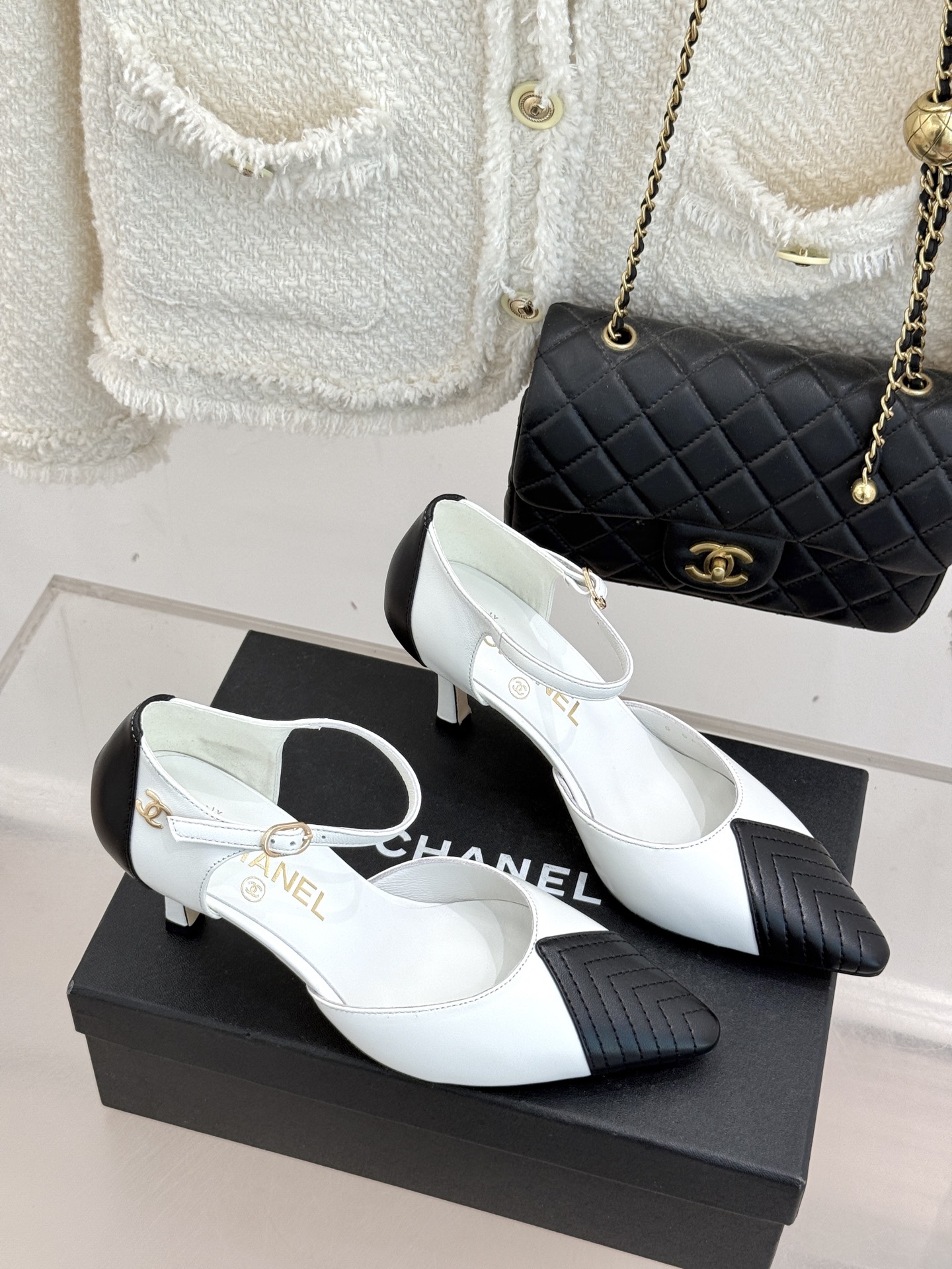 CHANE*｜小香26C双C拼色尖头中空高跟凉鞋当Coco Chanel开创的双色美学遇这双鞋以经典重塑