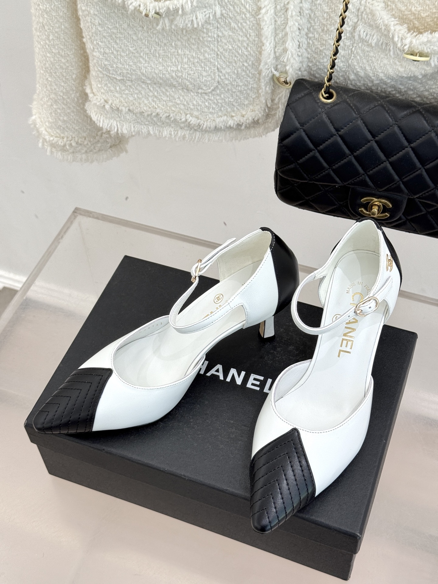 CHANE*｜小香26C双C拼色尖头中空高跟凉鞋当Coco Chanel开创的双色美学遇这双鞋以经典重塑