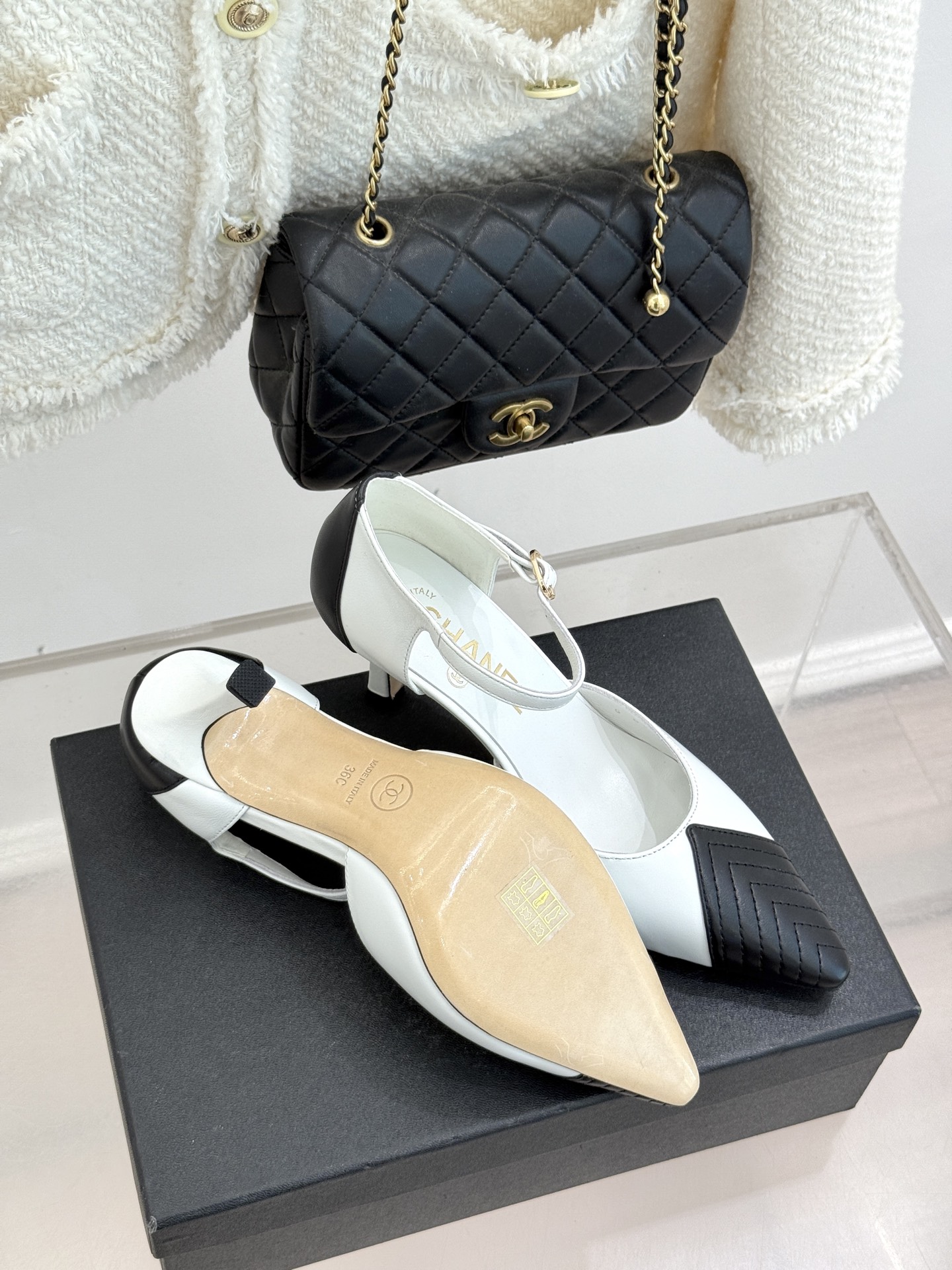 CHANE*｜小香26C双C拼色尖头中空高跟凉鞋当Coco Chanel开创的双色美学遇这双鞋以经典重塑